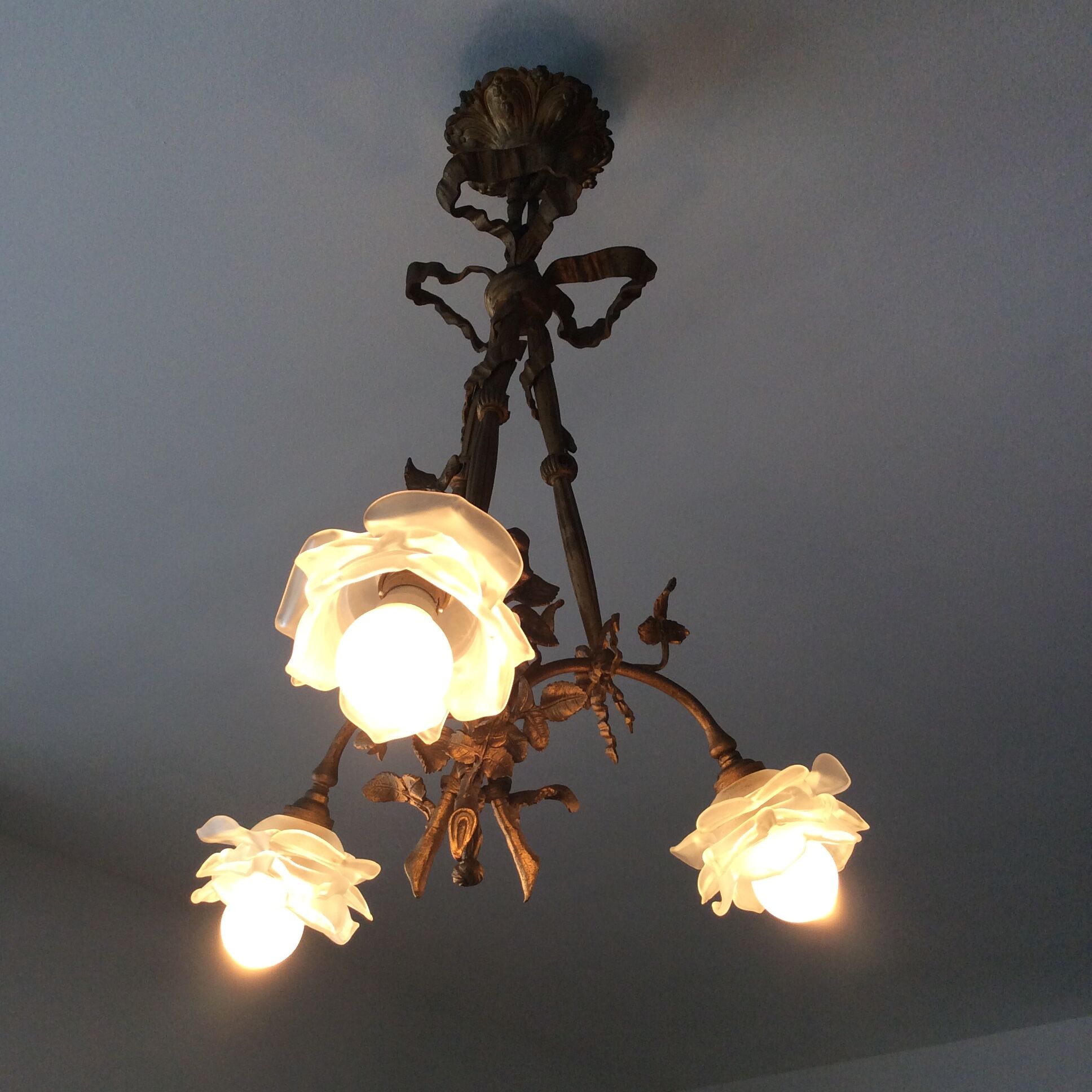Former Louis XVI-style bronze chandelier 3 pink fires made of Czechoslovakia glass paste
