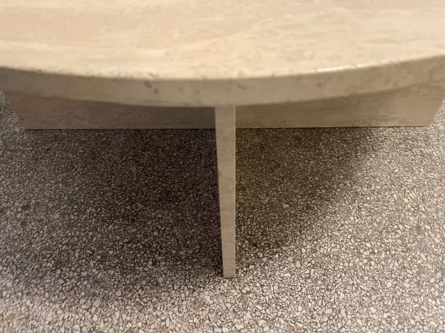 Table basse ronde en travertin, modèle pour Up&up, Italy, 1970s