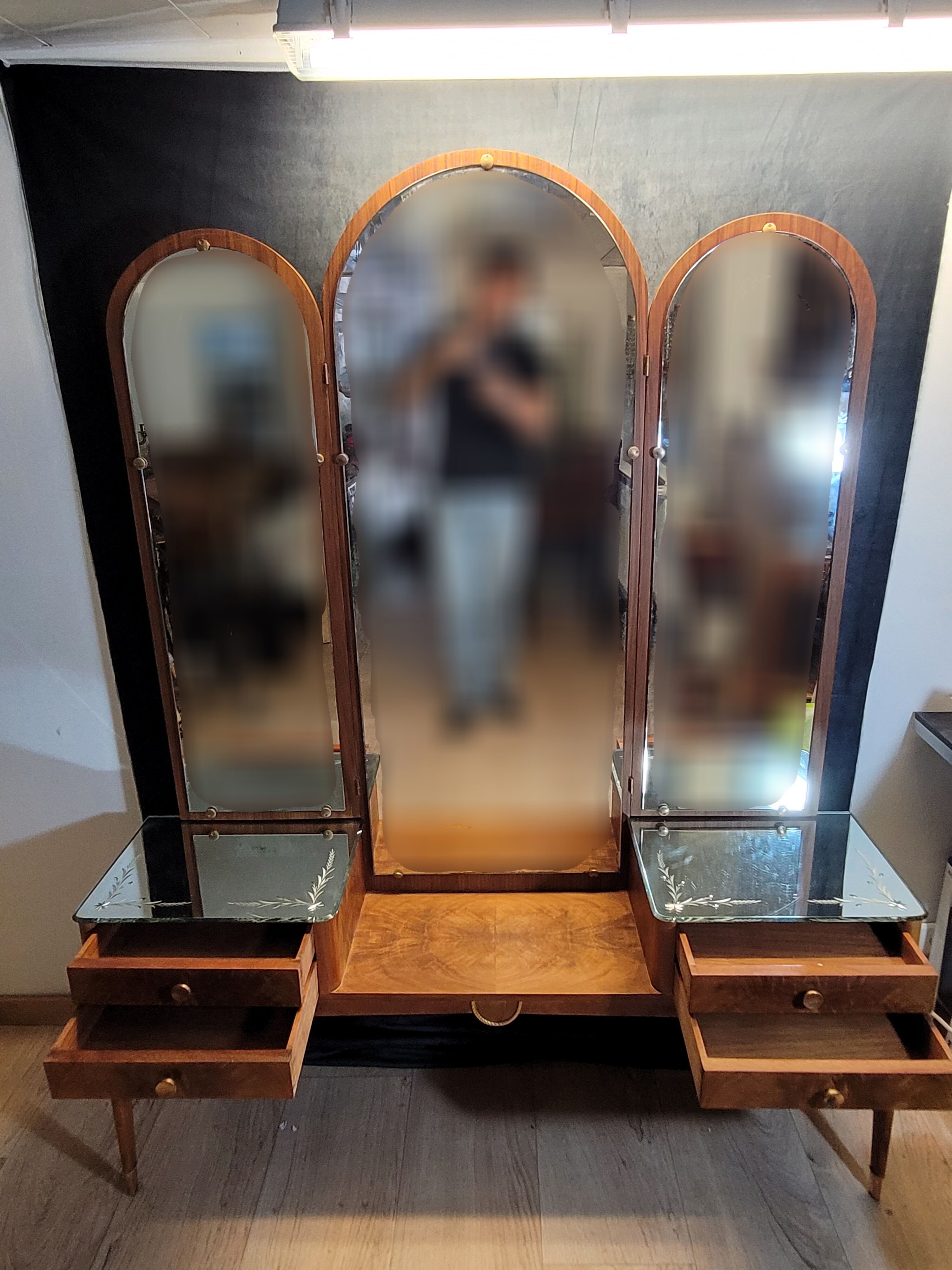 Venetian hairdresser with triptych mirror