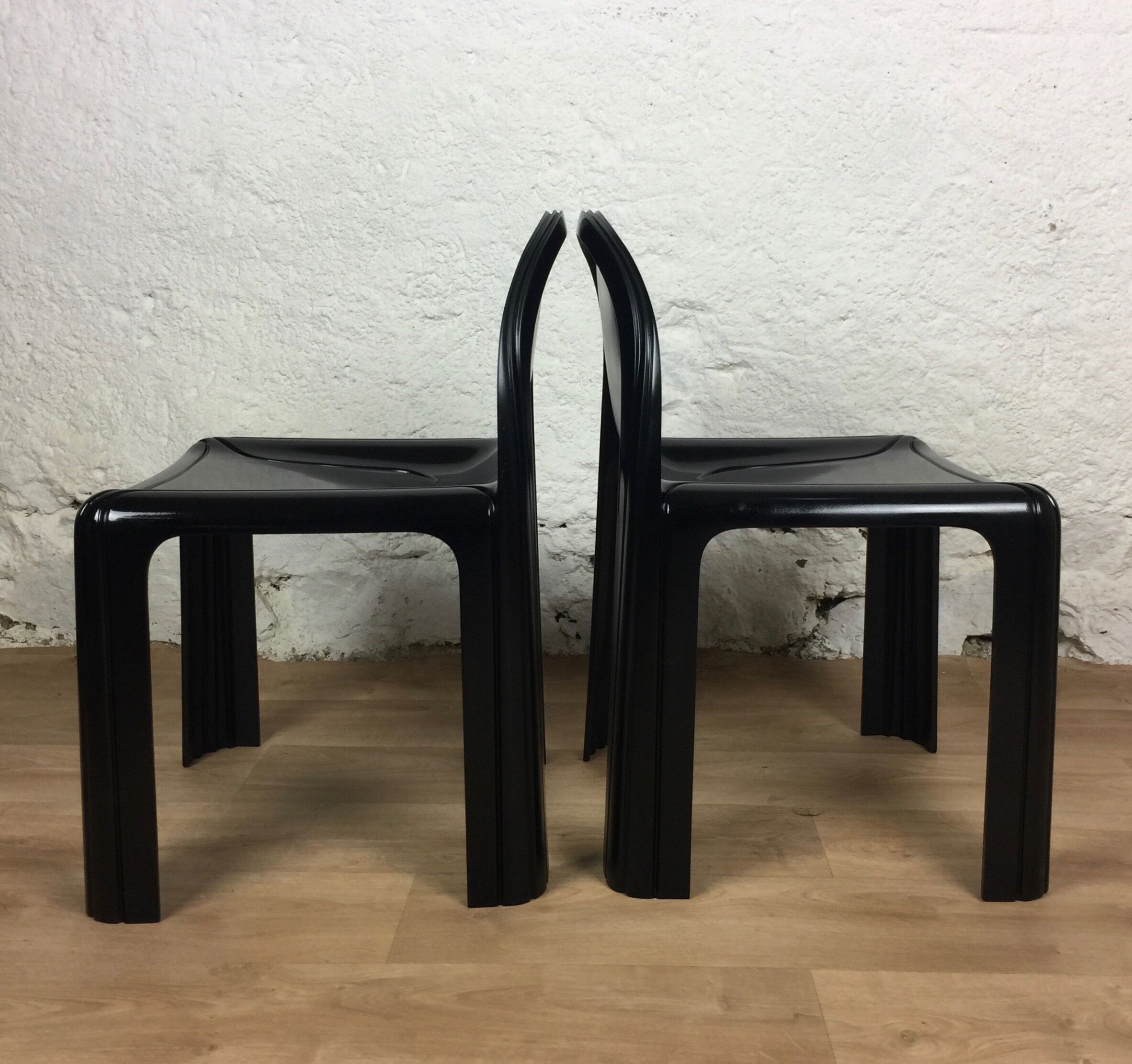 Pair of chairs n°4854 by Gae Aulenti