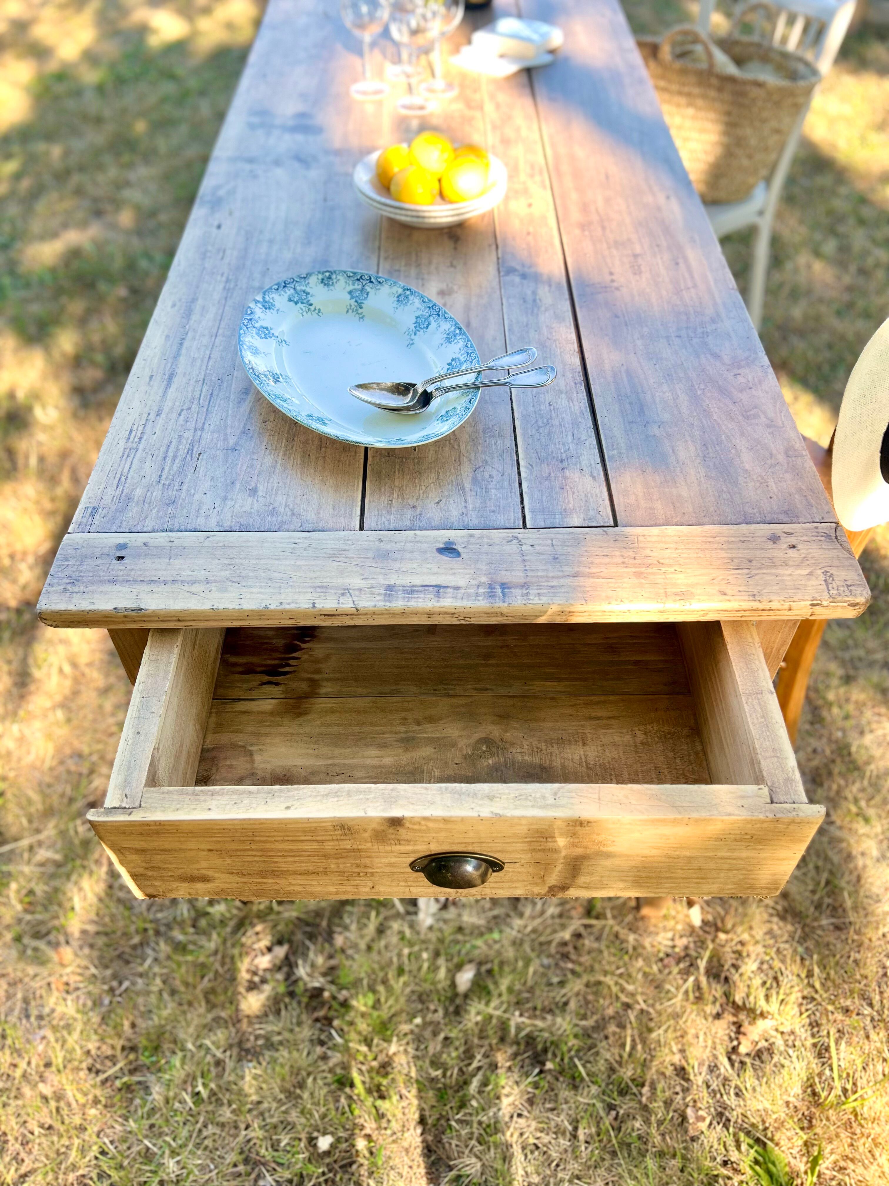 Grande table de ferme rénovée