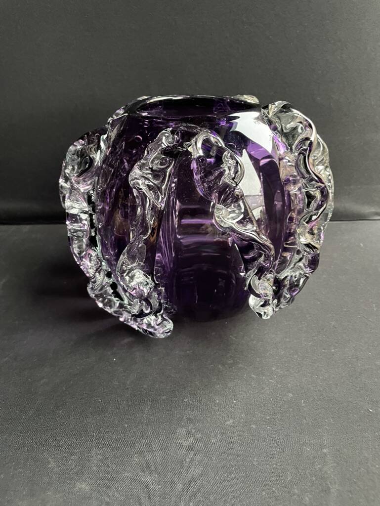 Gros vase boule à base plane en verre soufflé violet et blanc