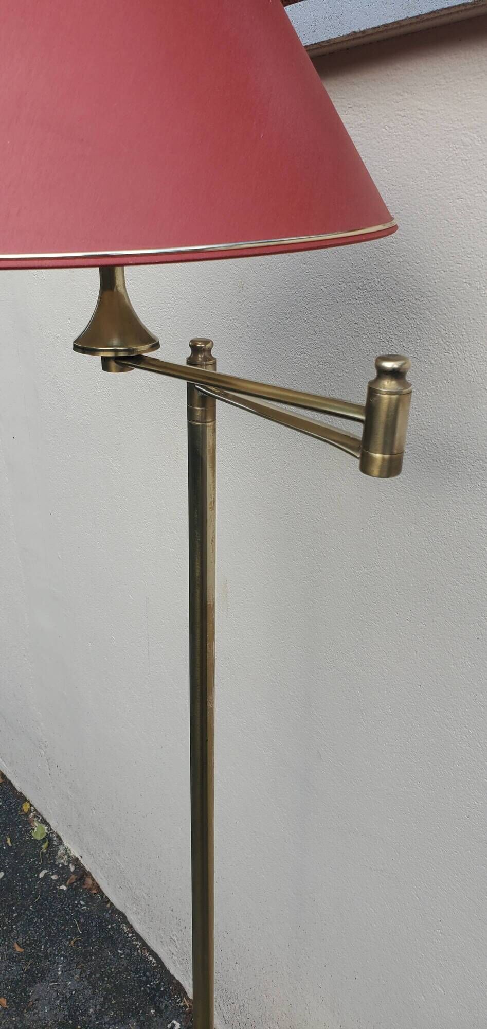 lampadaire en laiton avec bras articulé liseuse  1970 et son abbajour rouge
