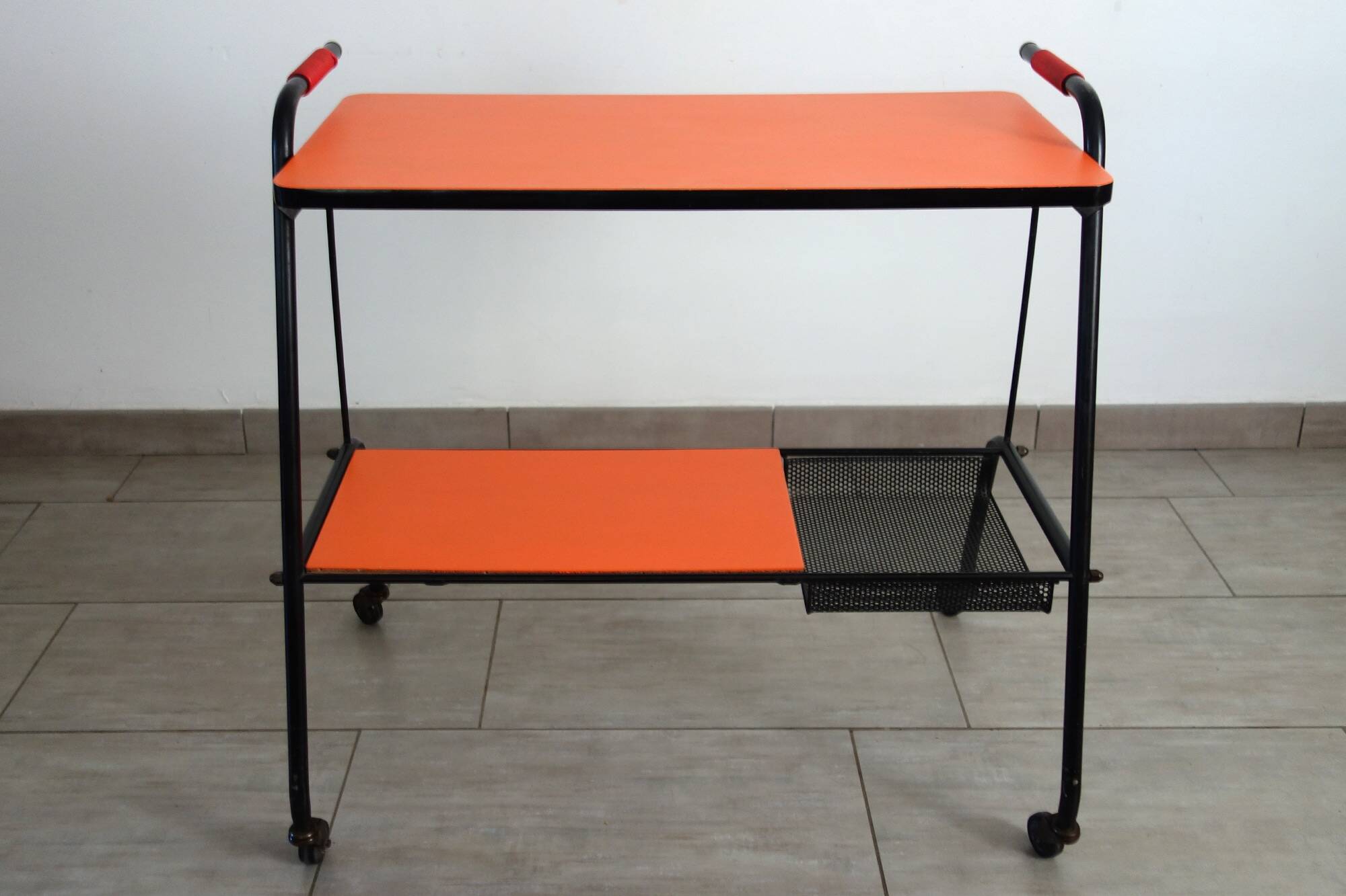 Desserte vintage orange métal perforé