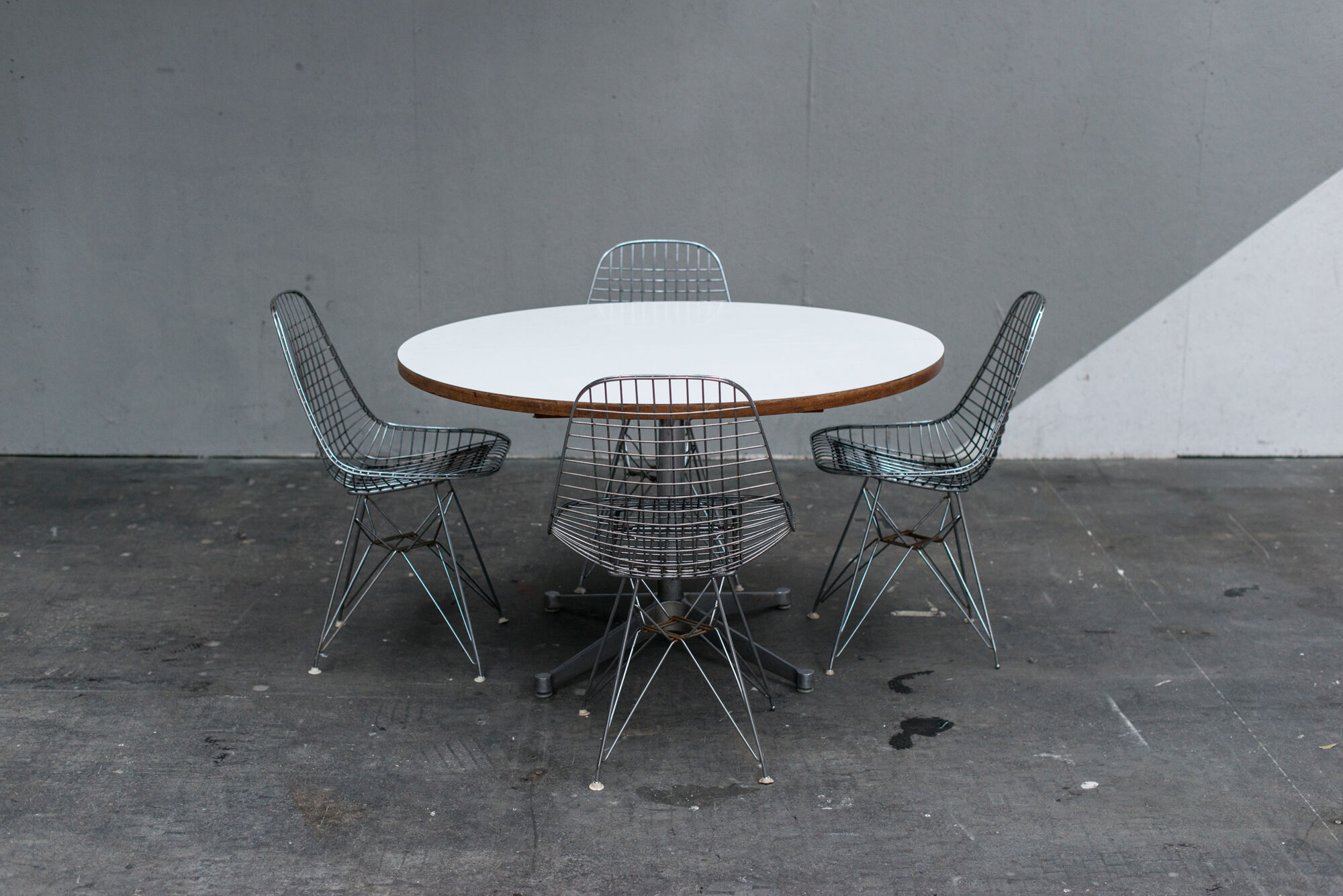 Eames aluminium Group table