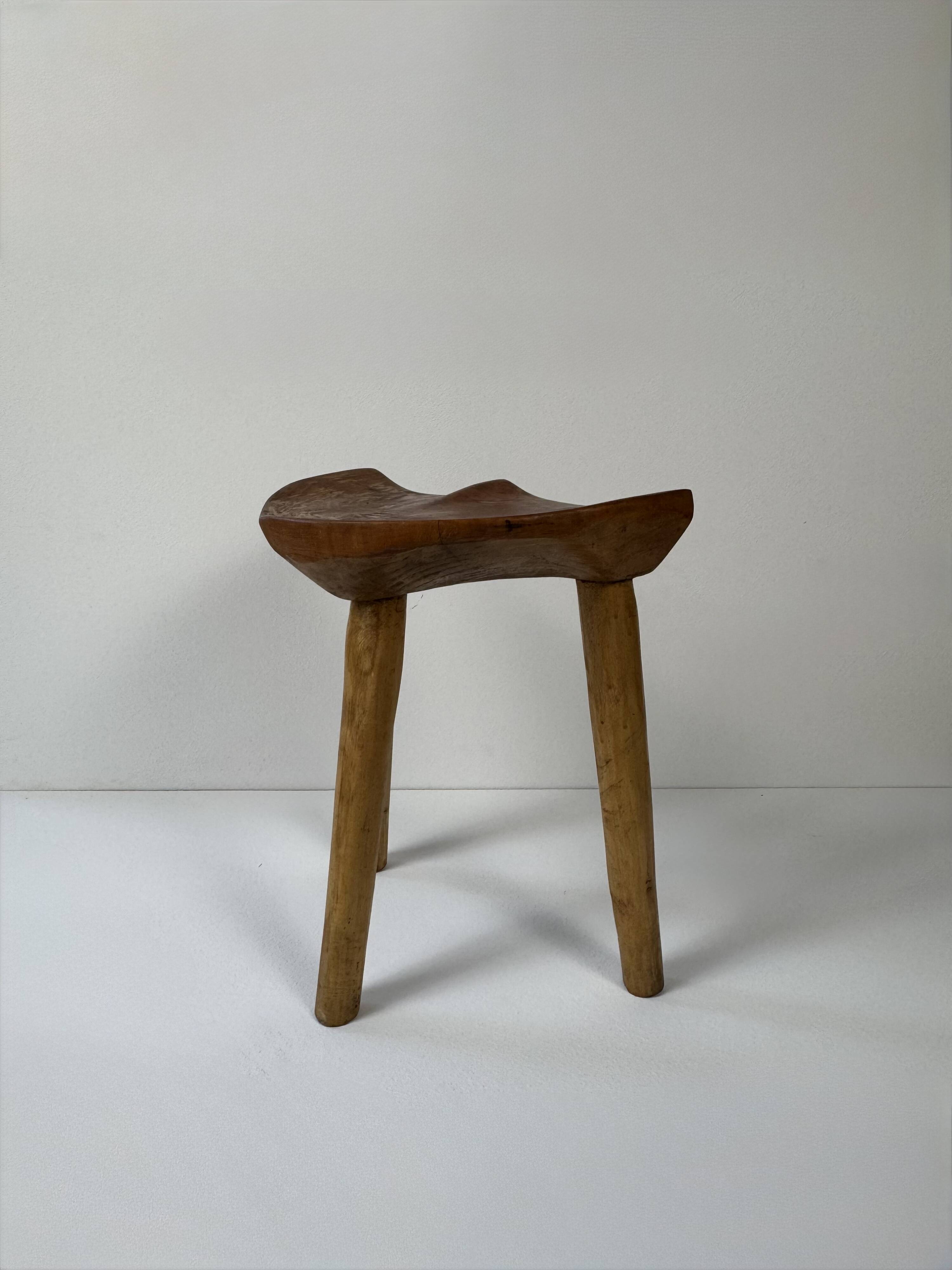 Tabouret vintage en bois tripode, France, 1960