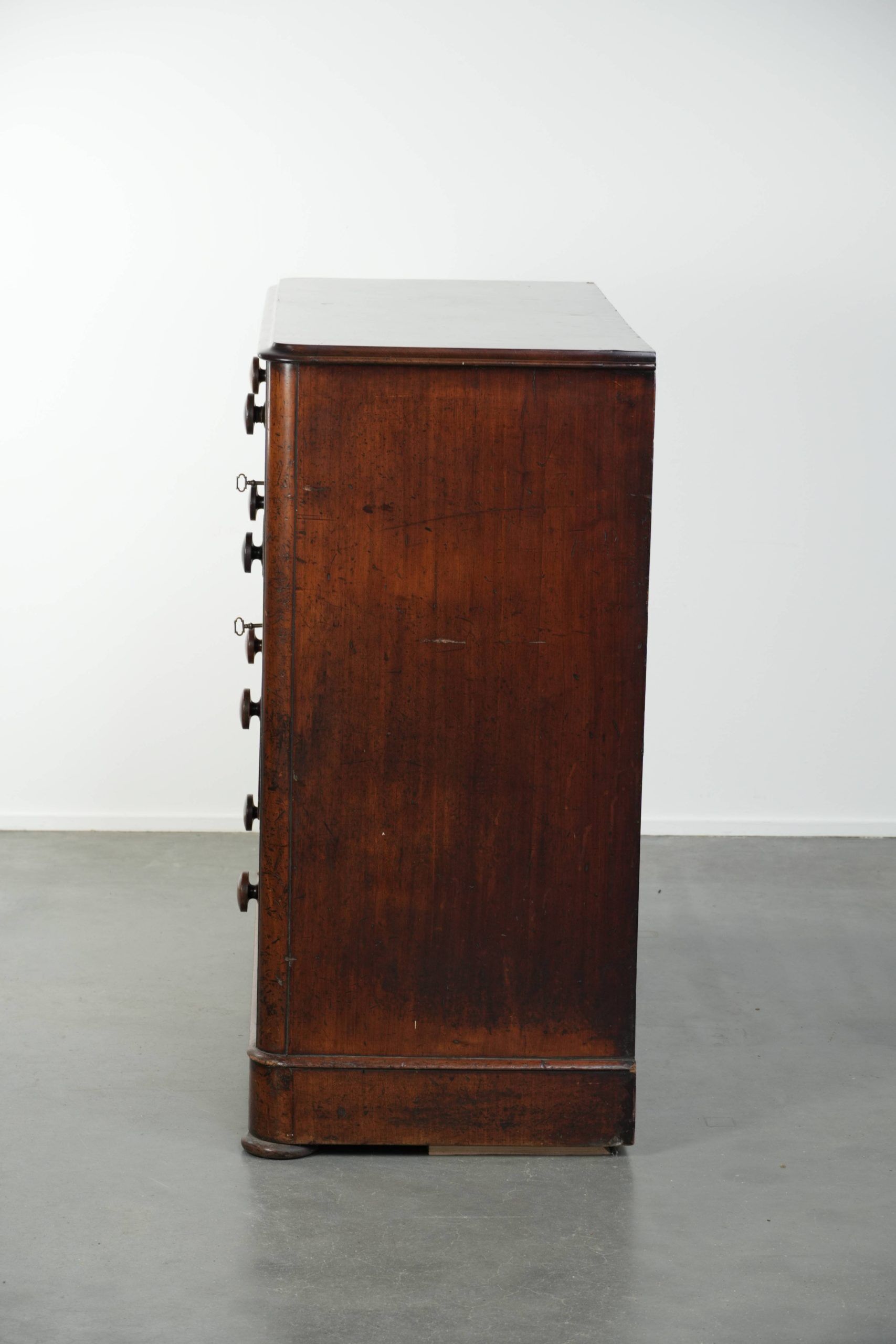 Antique mahogany English chest of drawers from 19th century with 5 drawers