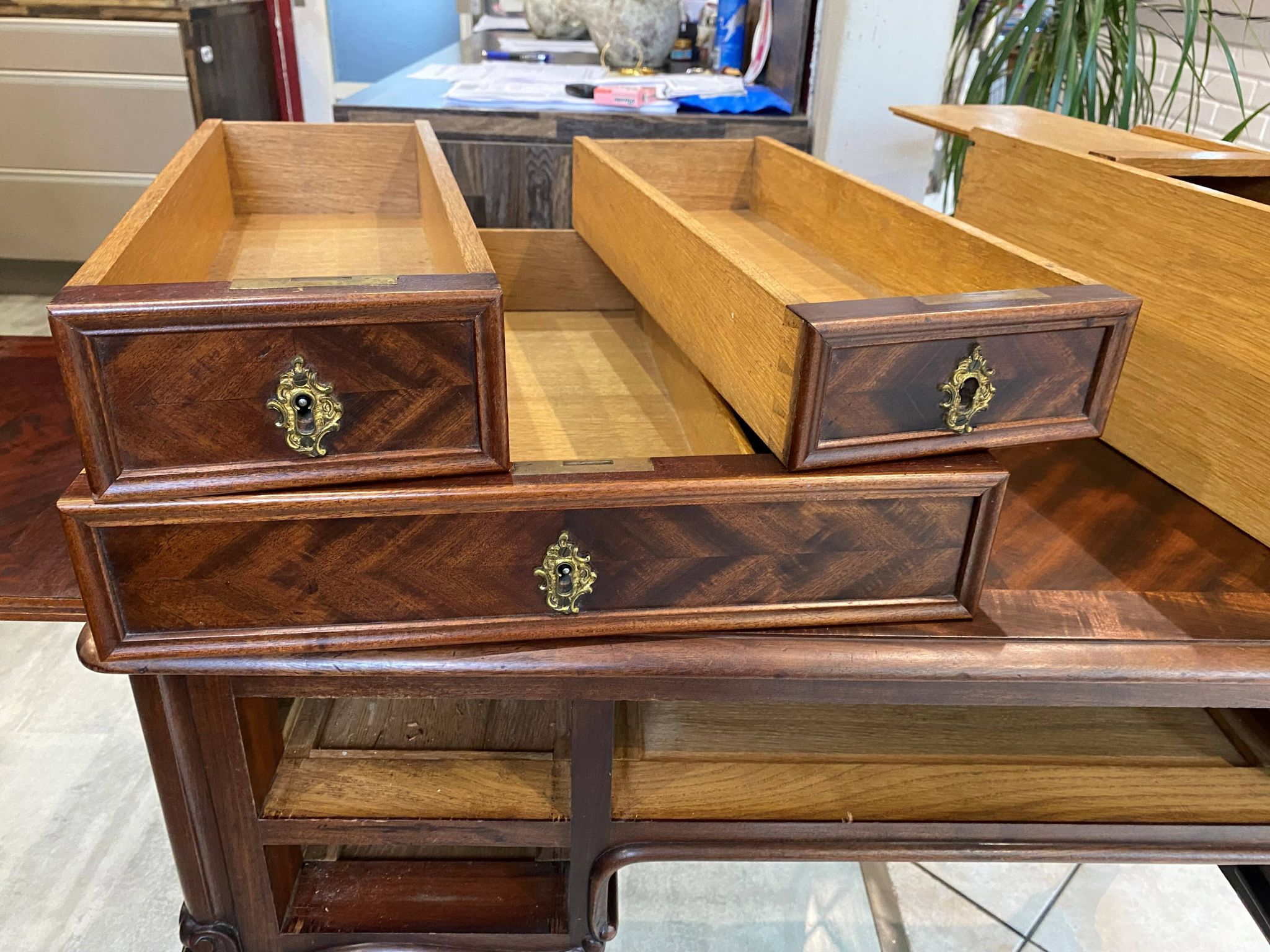 Louis XV style desk with 5 drawers and 2 shelves, late 19th century, 102x57cm
