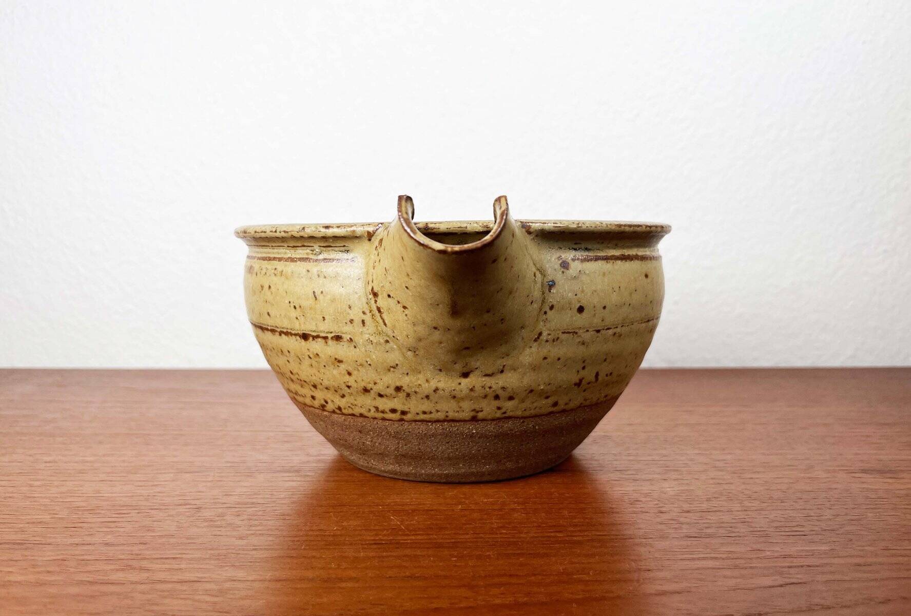Mid-century modern British studio pottery bowl by Richard Batterham, 1960s.