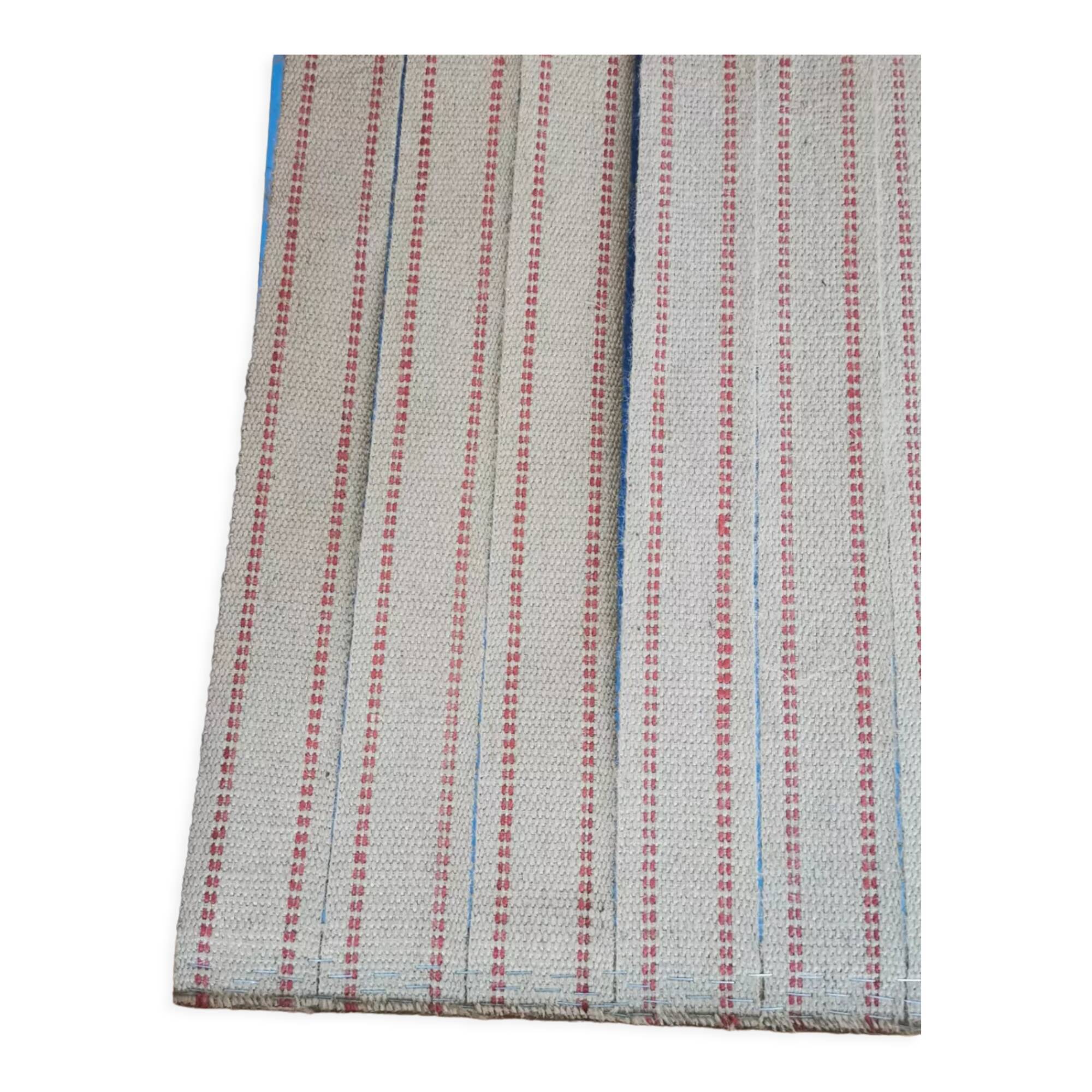 Bench in pine and gingham fabrics