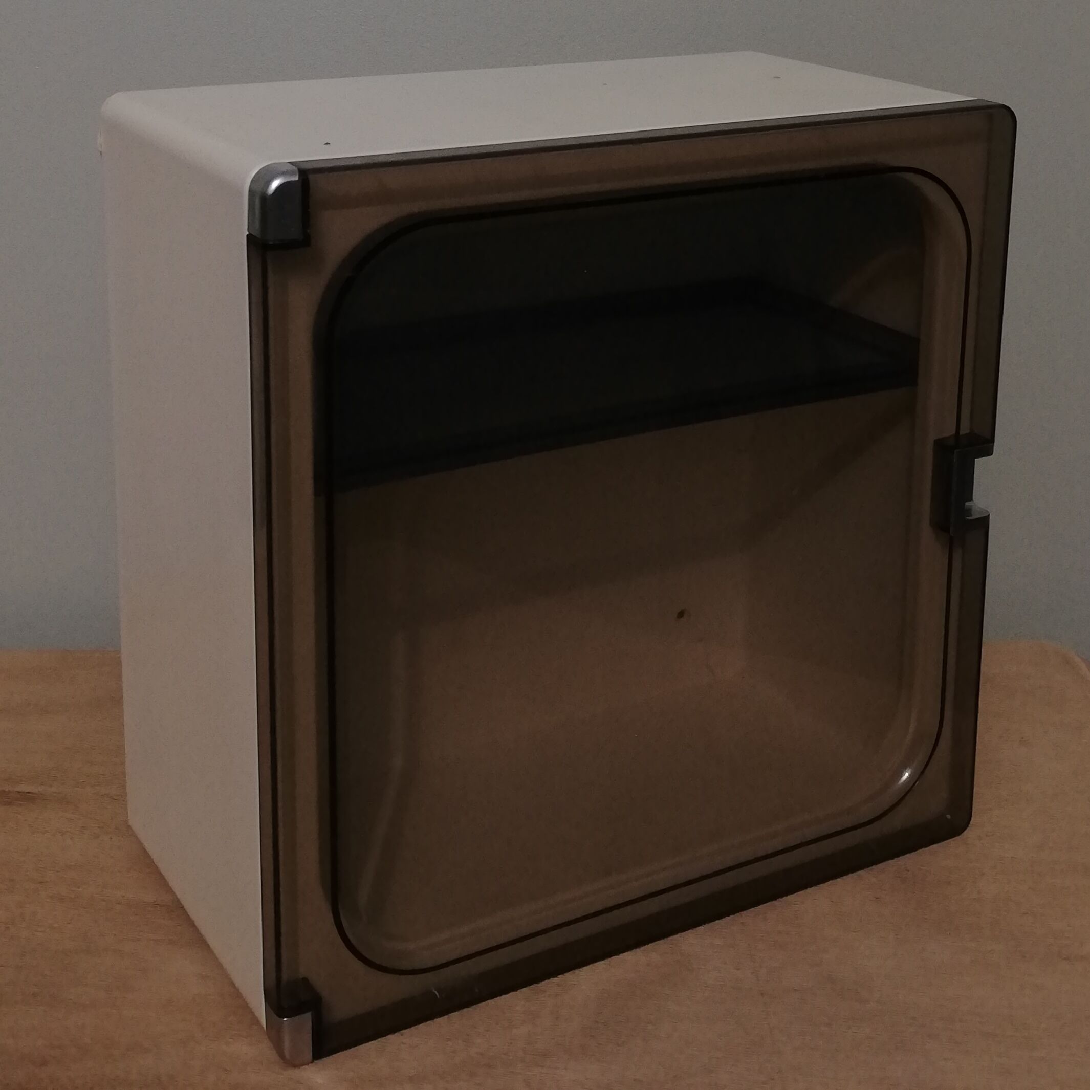 Vintage medicine cabinet in Bakelite and Plexiglas