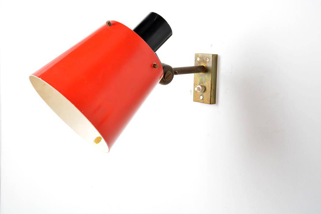 Old and rare Stilnovo wall light, red and black lacquered metal and brass With period label