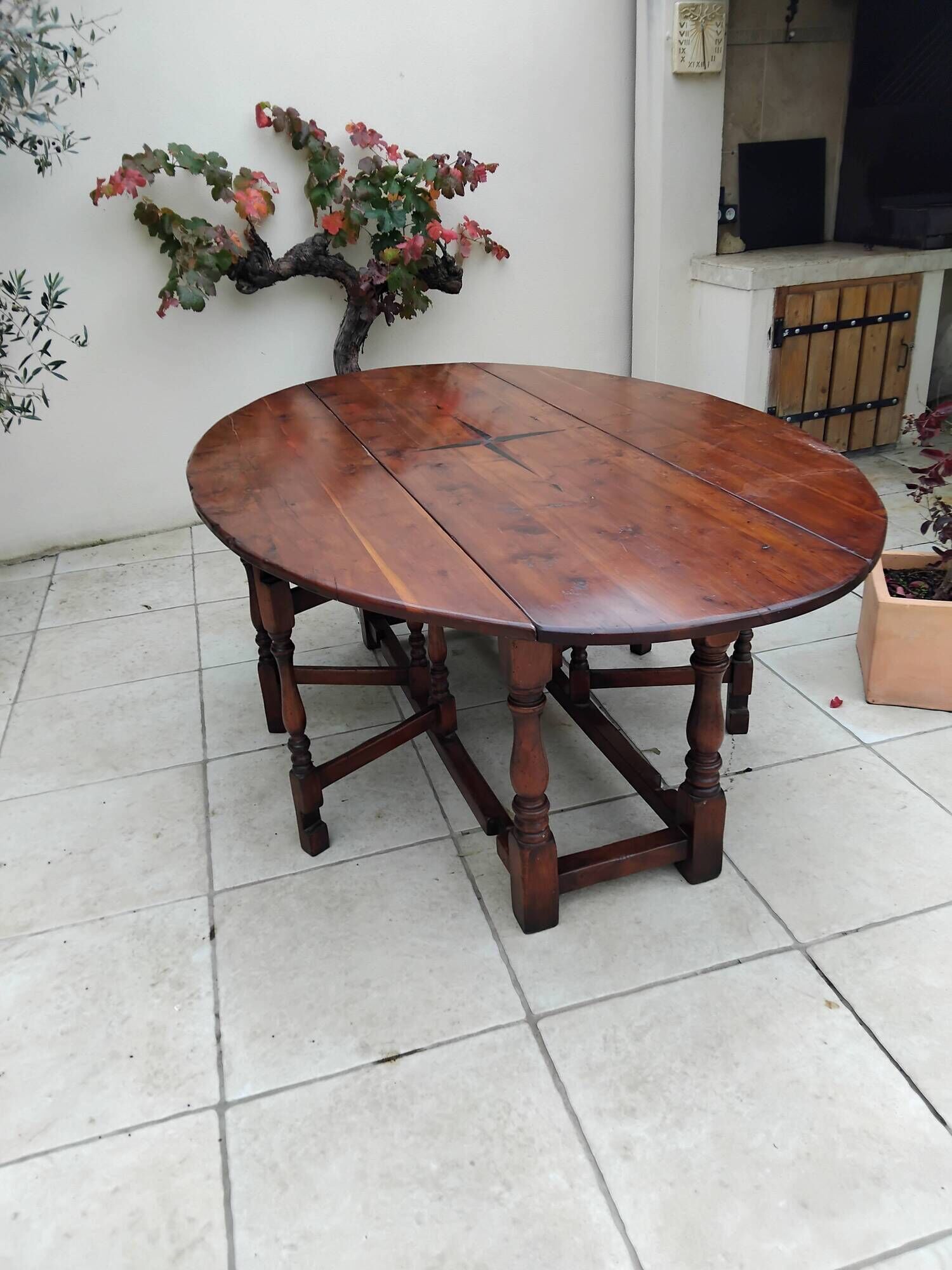 Antique large Gateleg table from the 16th century, oak with marquetry of a rose of the winds.