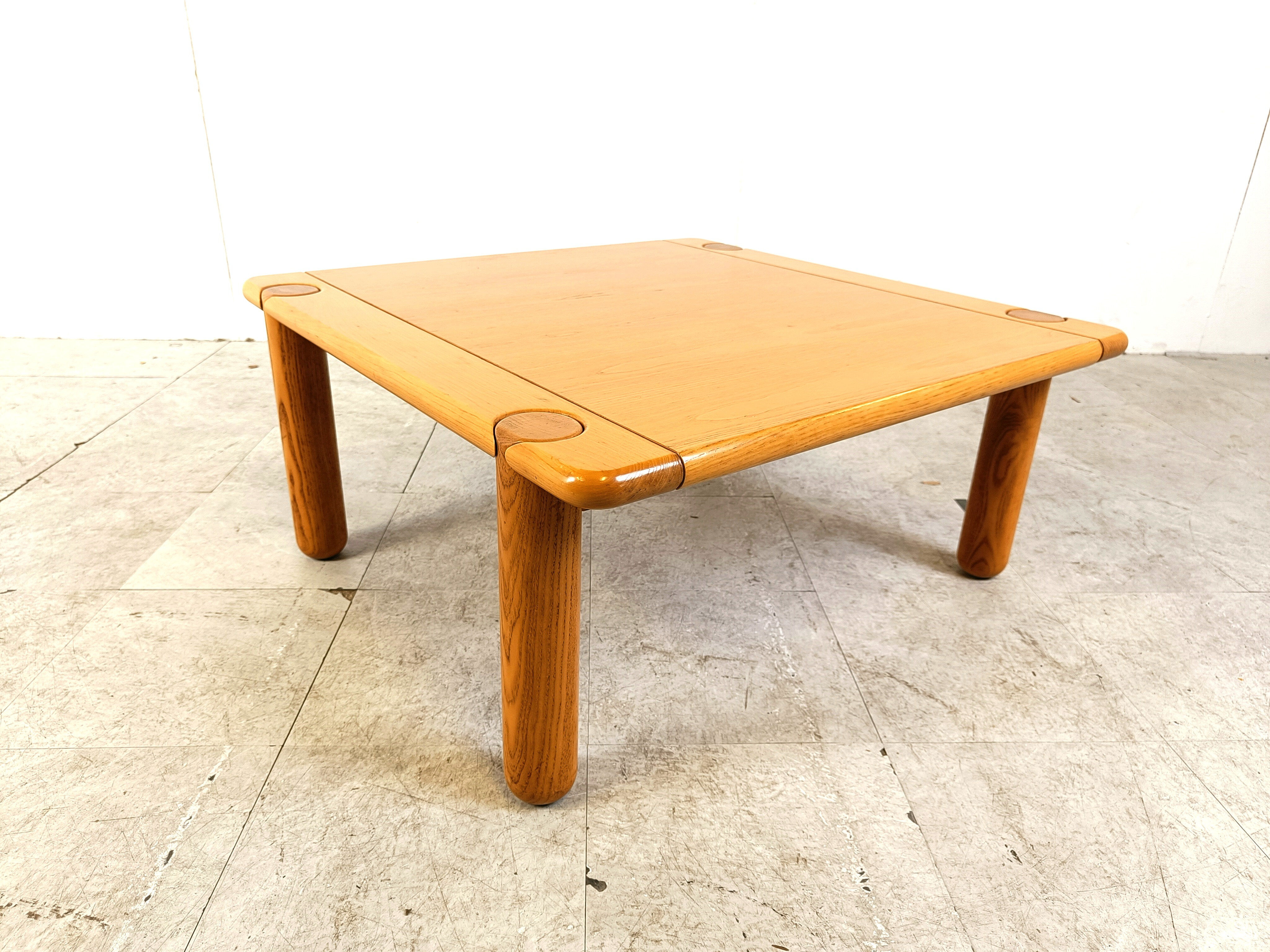 Copie de table basse en bois de style mid-century, années 1970.
