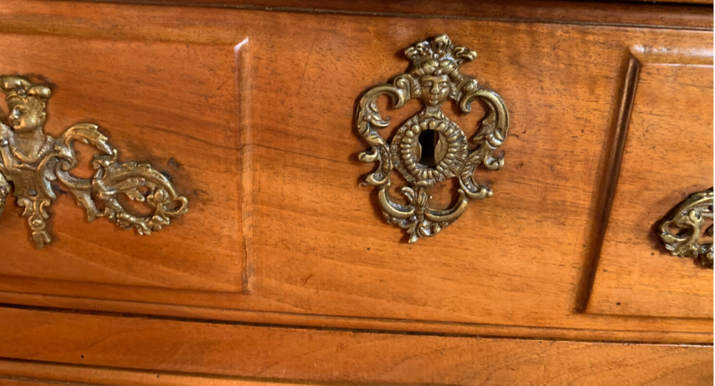 Blond walnut chest of drawers with three drawers. XVIIIth century