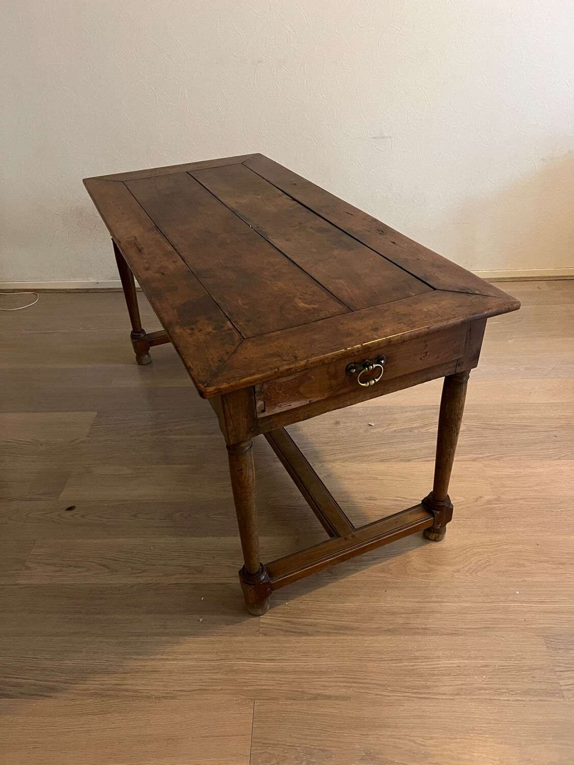 Closing table a drawer