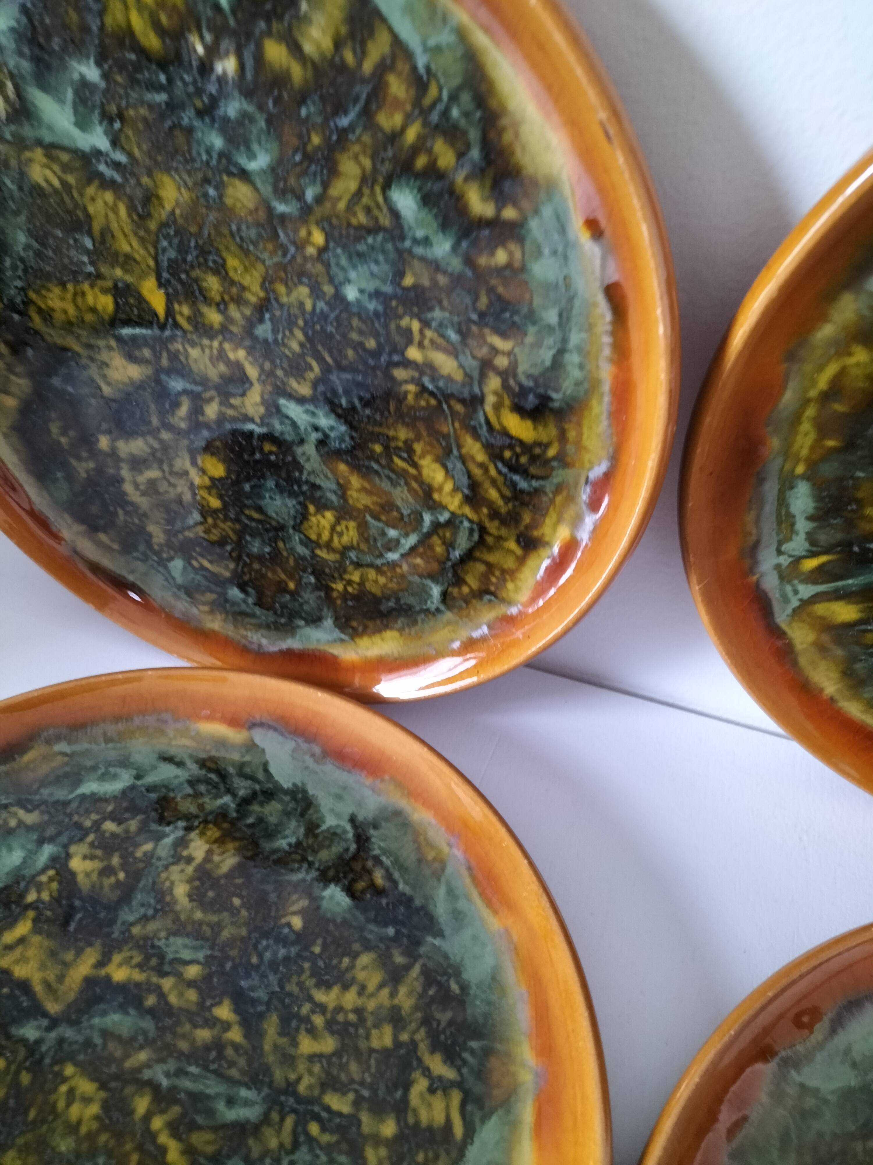 Set of 4 flamed enamel plates in green and amber from the 60s-70s.