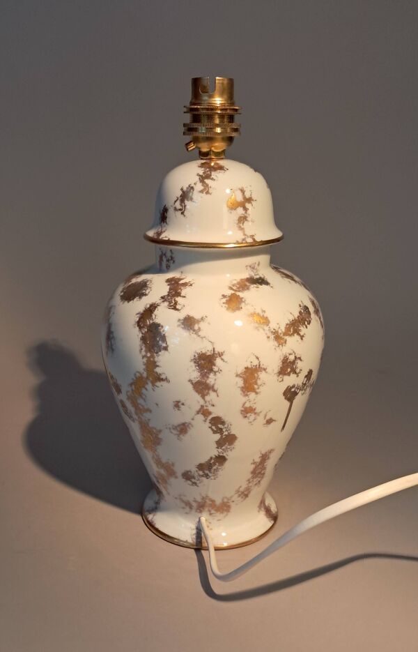 Lampe en porcelaine fine dorée à l'or fin Laure Selignac, Paris.