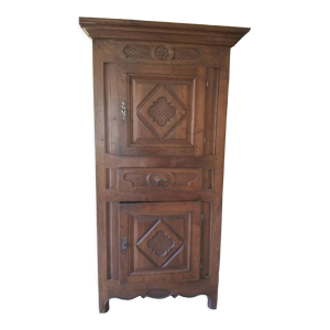 Armoire ancienne homme debout