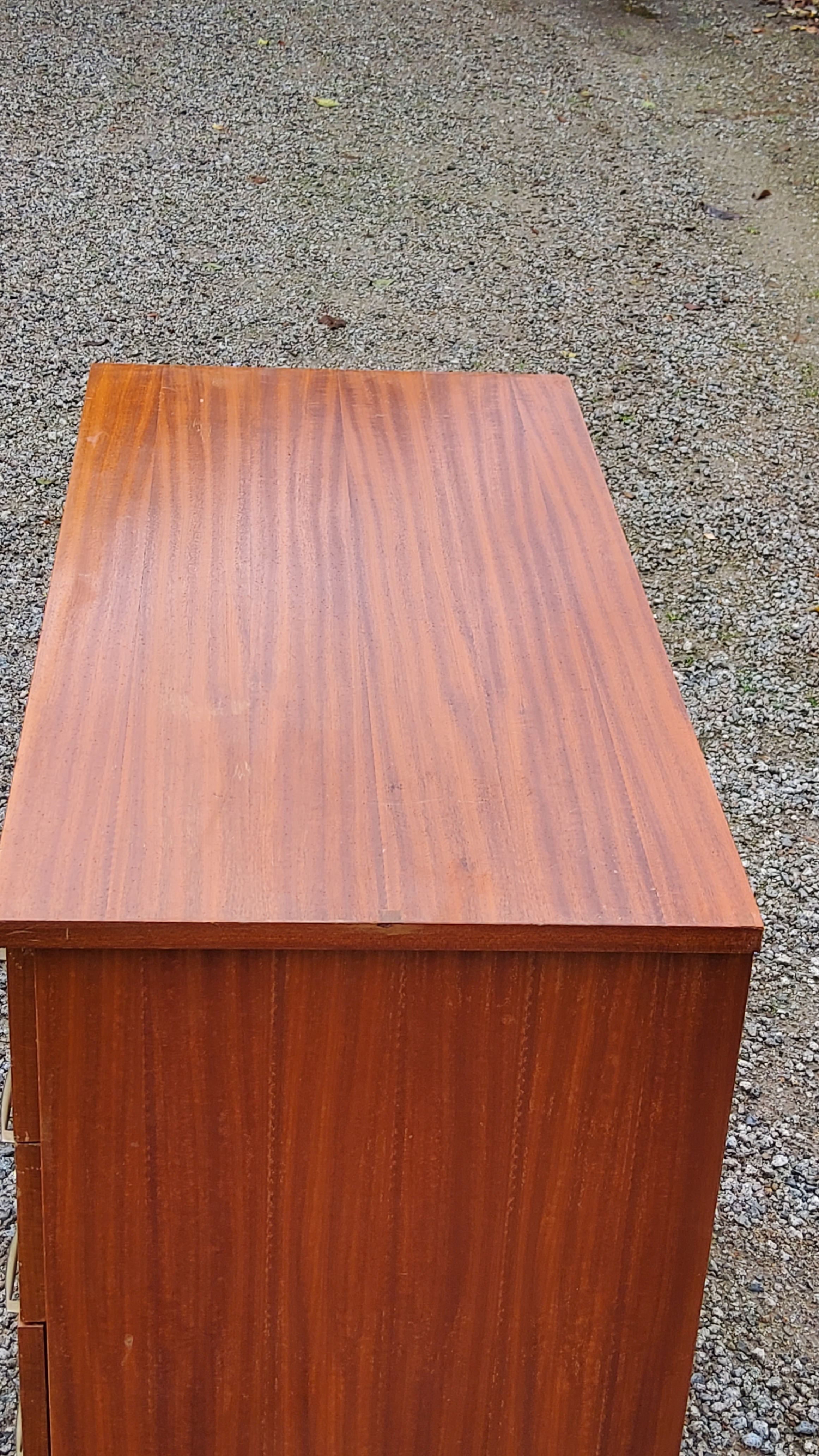 Chest of drawers from the 50s-60s in golden mahogany 4 drawers feet bobbin