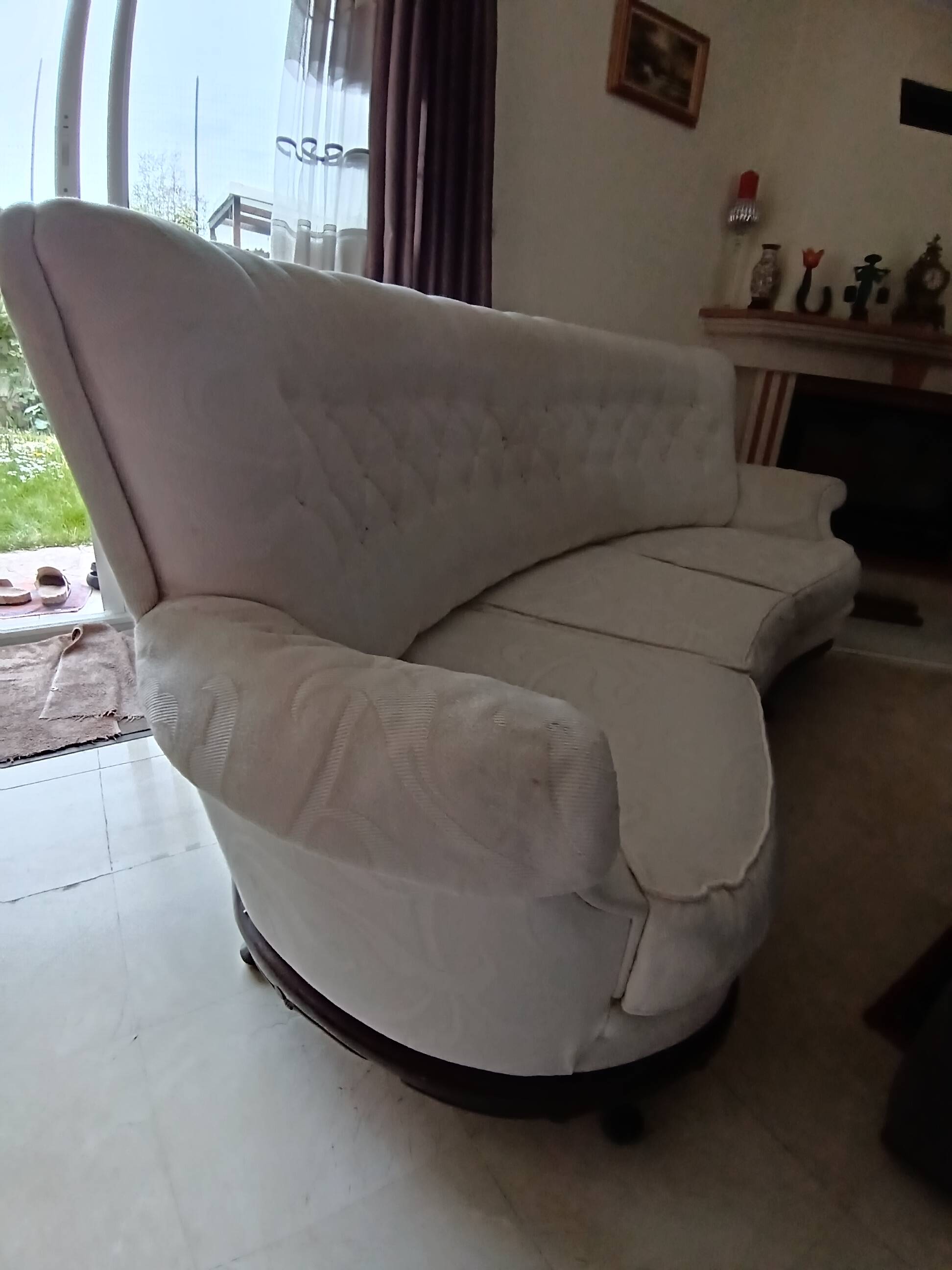 Vintage white curved tufted three-seater canapé