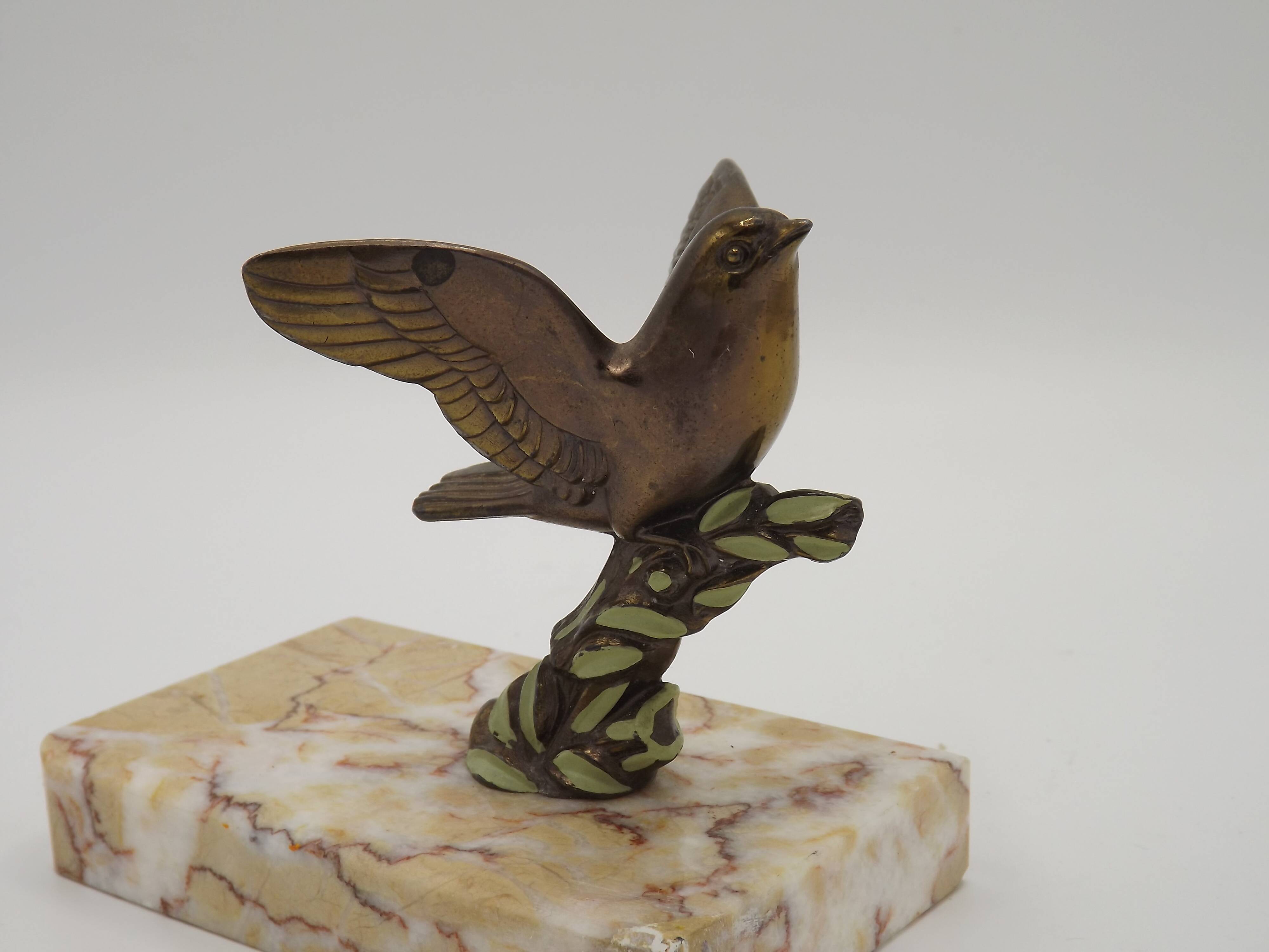 Paire de serre-livres Art déco français en étain représentant des oiseaux perchés sur une branche, socle en marbre