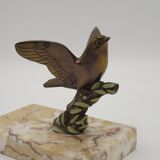 Paire de serre-livres Art déco français en étain représentant des oiseaux perchés sur une branche, socle en marbre