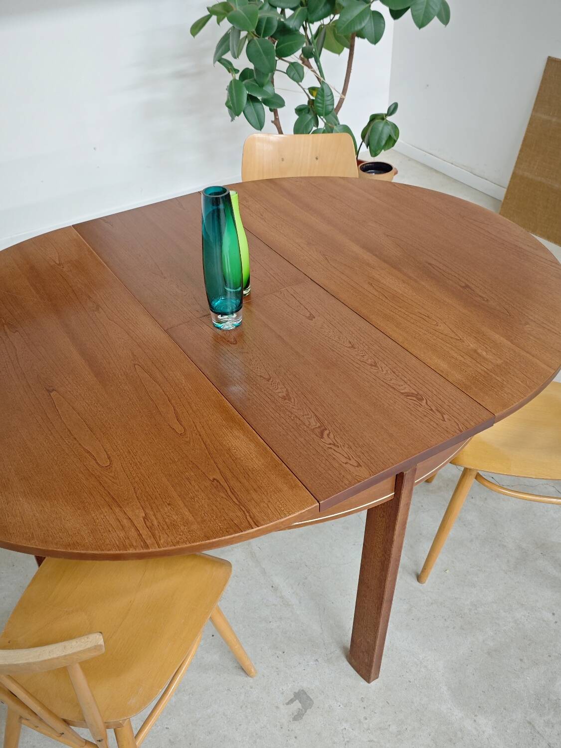Extendable table with integrated Scandinavian style Self