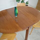 Extendable table with integrated Scandinavian style Self