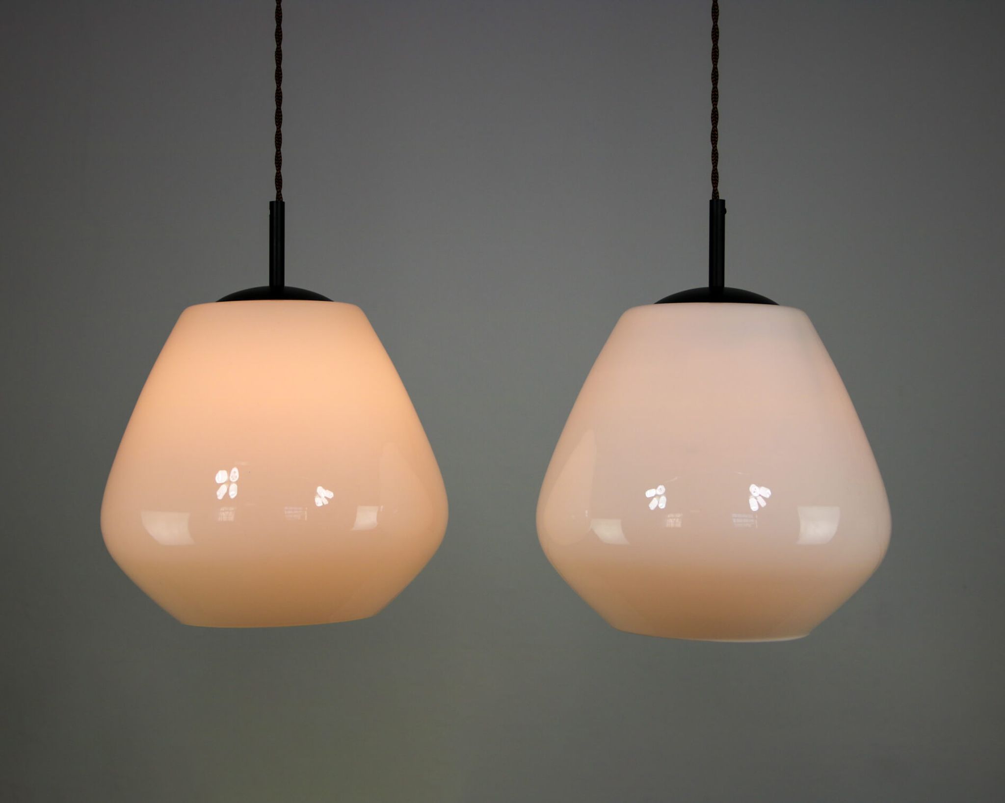 Suspension danoise en verre opalin du milieu du siècle