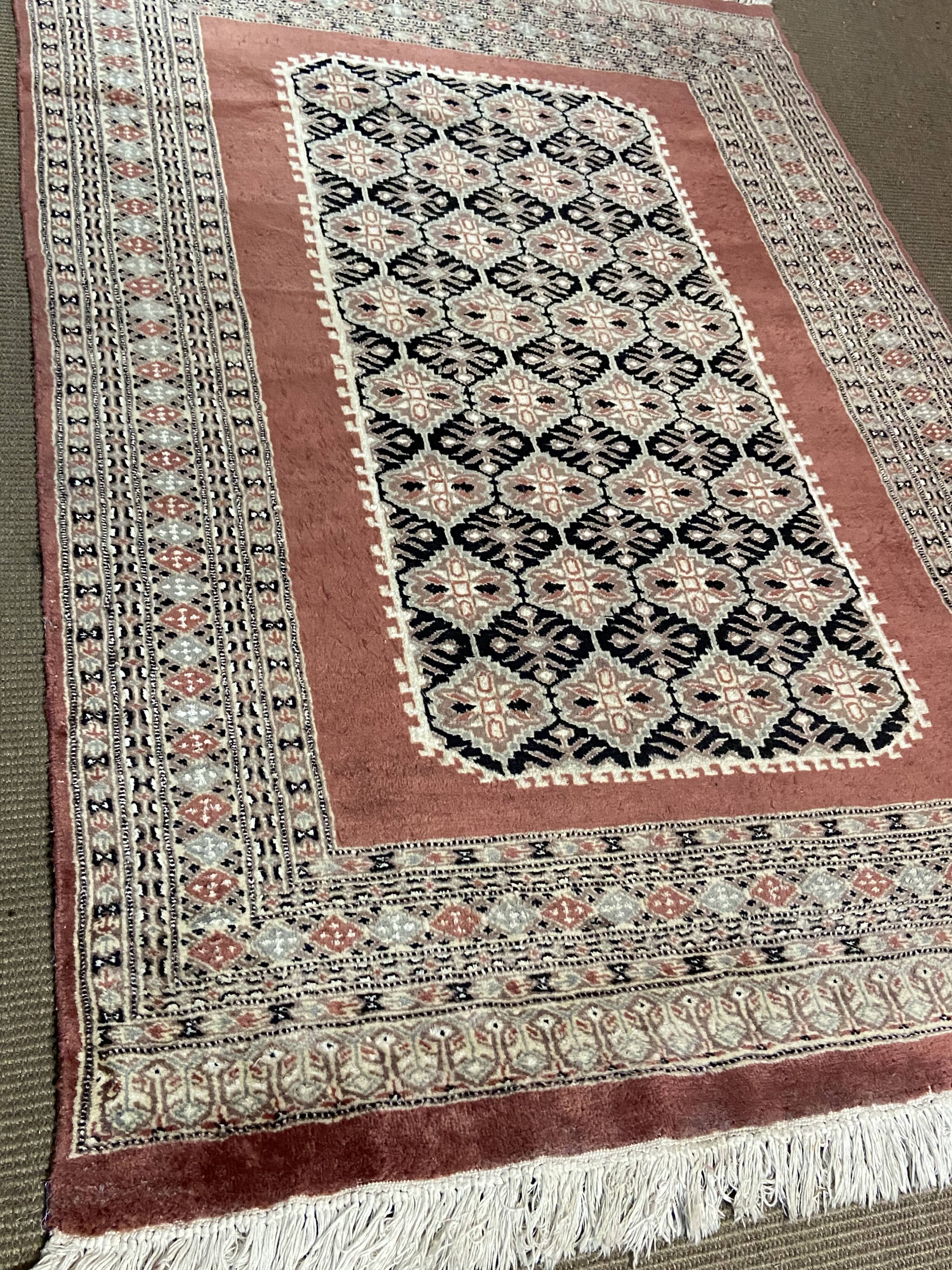 Handmade wool Oriental rug from Pakistan