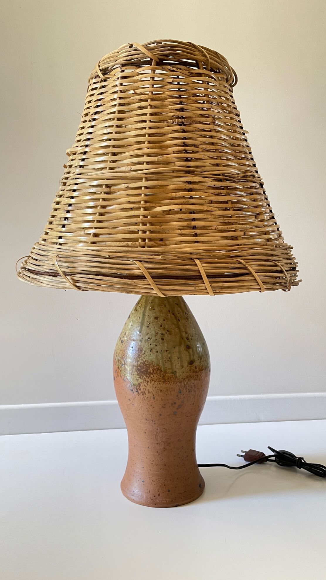 Artisanal lamp in vintage enamelled stoneware and rattan