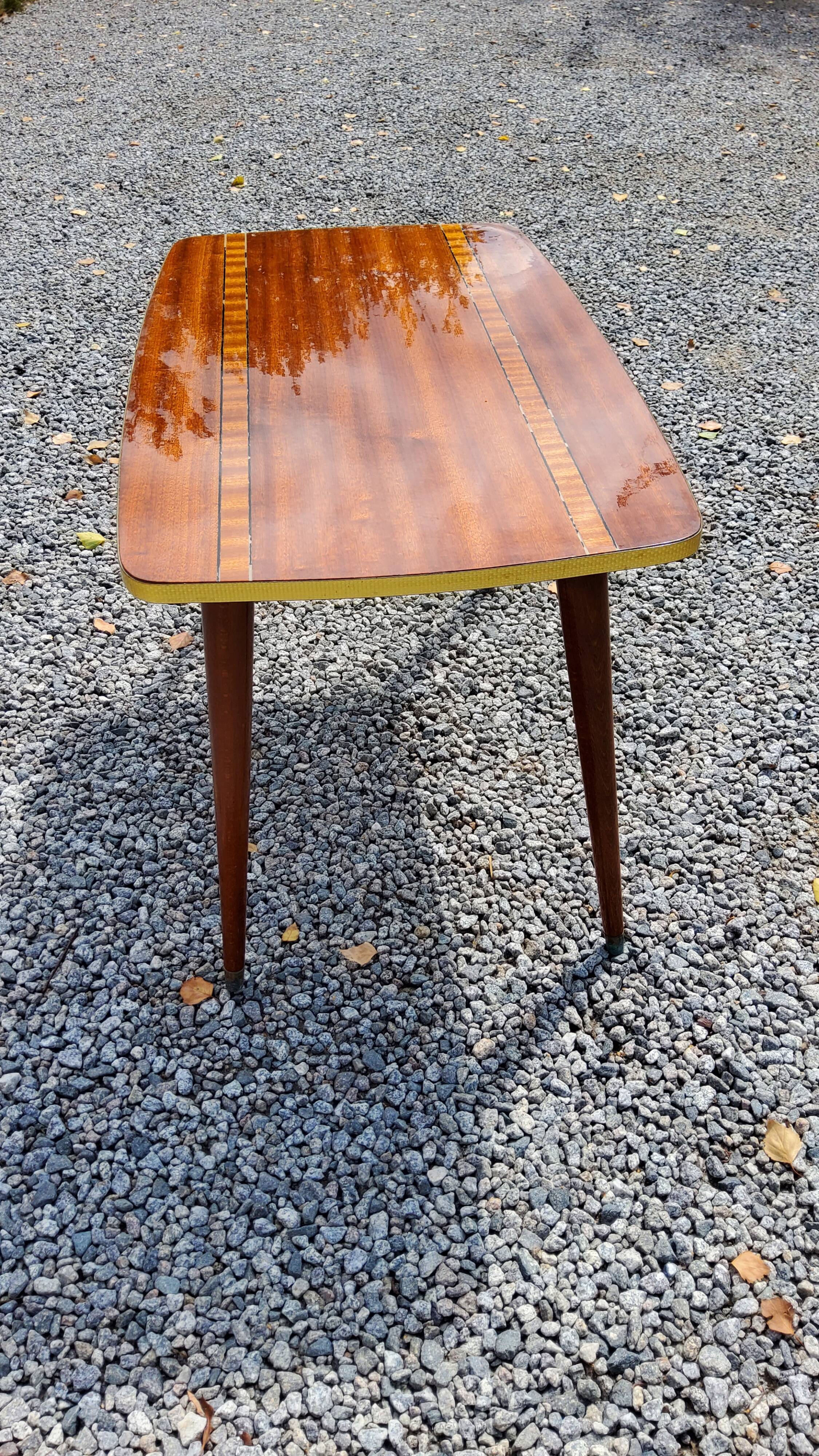 Table basse des années 60 en acajou doré pieds compas