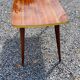 Table basse des années 60 en acajou doré pieds compas