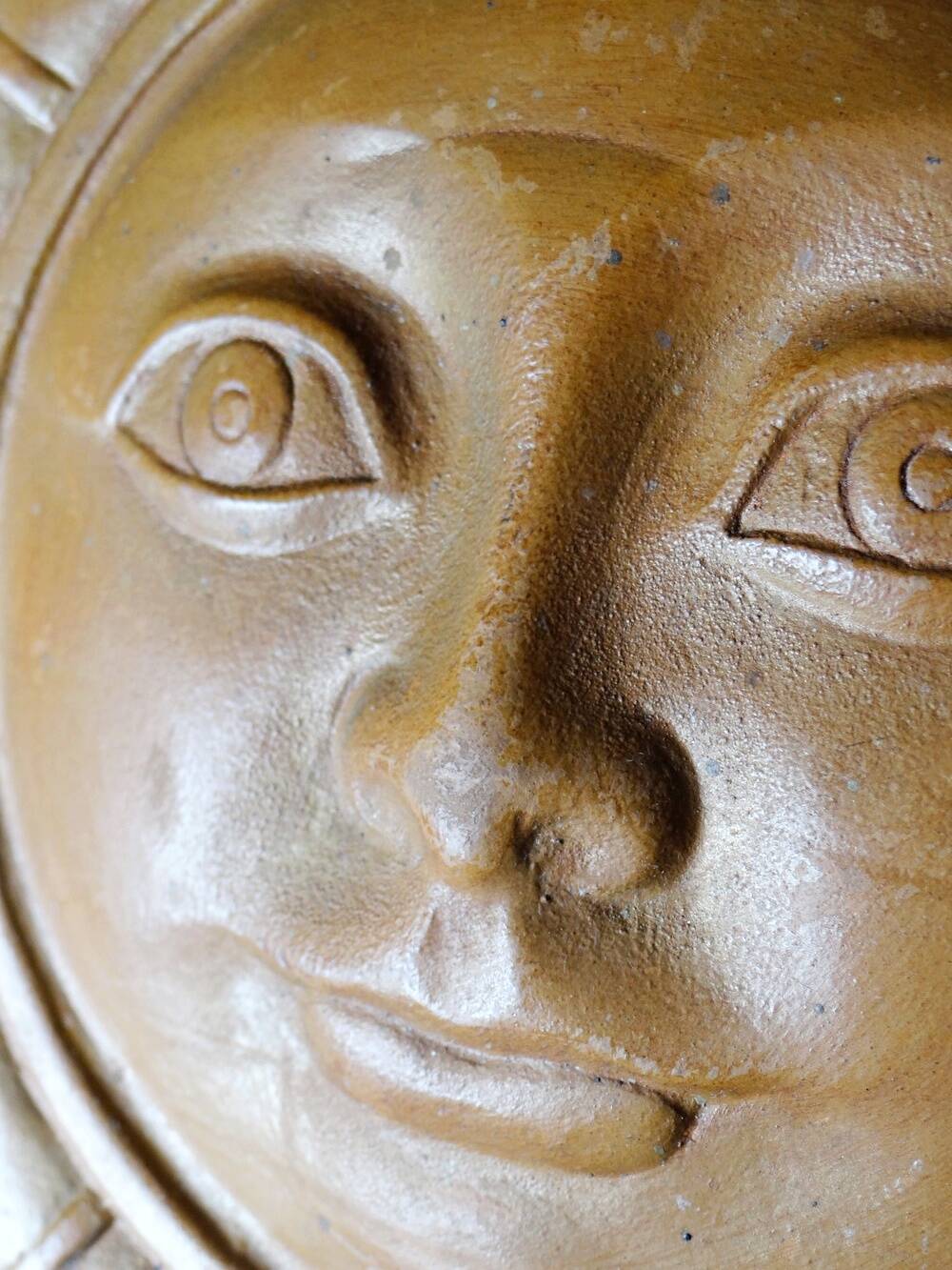 Plaque murale soleil anthropomorphe en terre cuite patinée, Italie 1996
