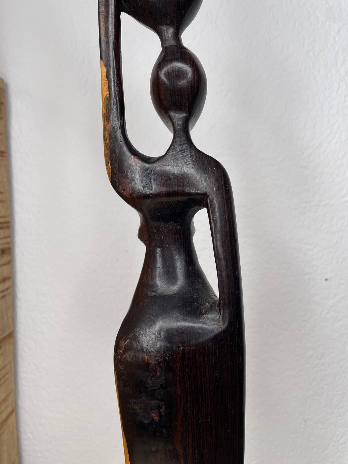 Statuette femme portant une jarre en bois 47cm