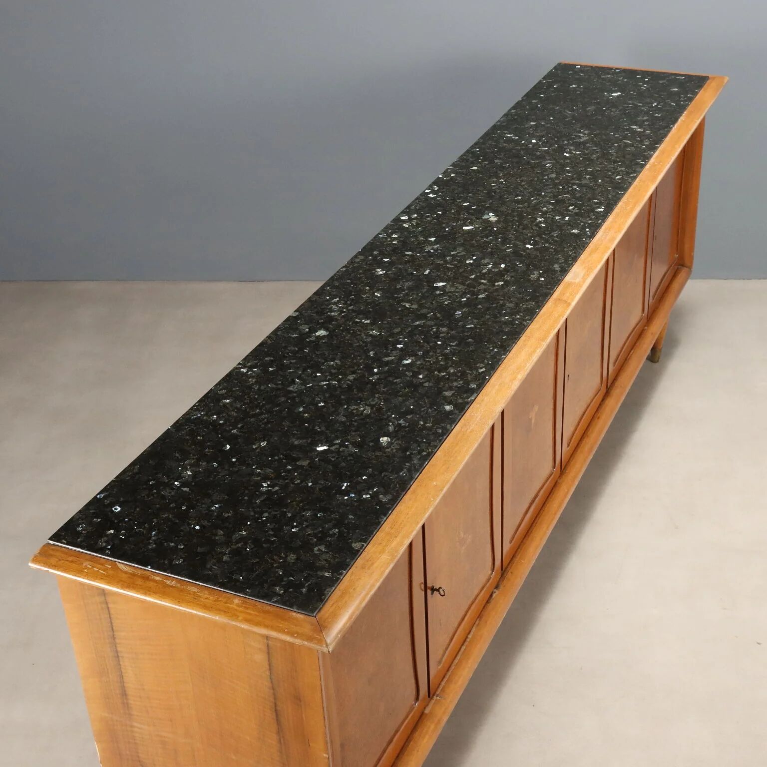 Vintage buffet in walnut veneer and burl, 1950s design.