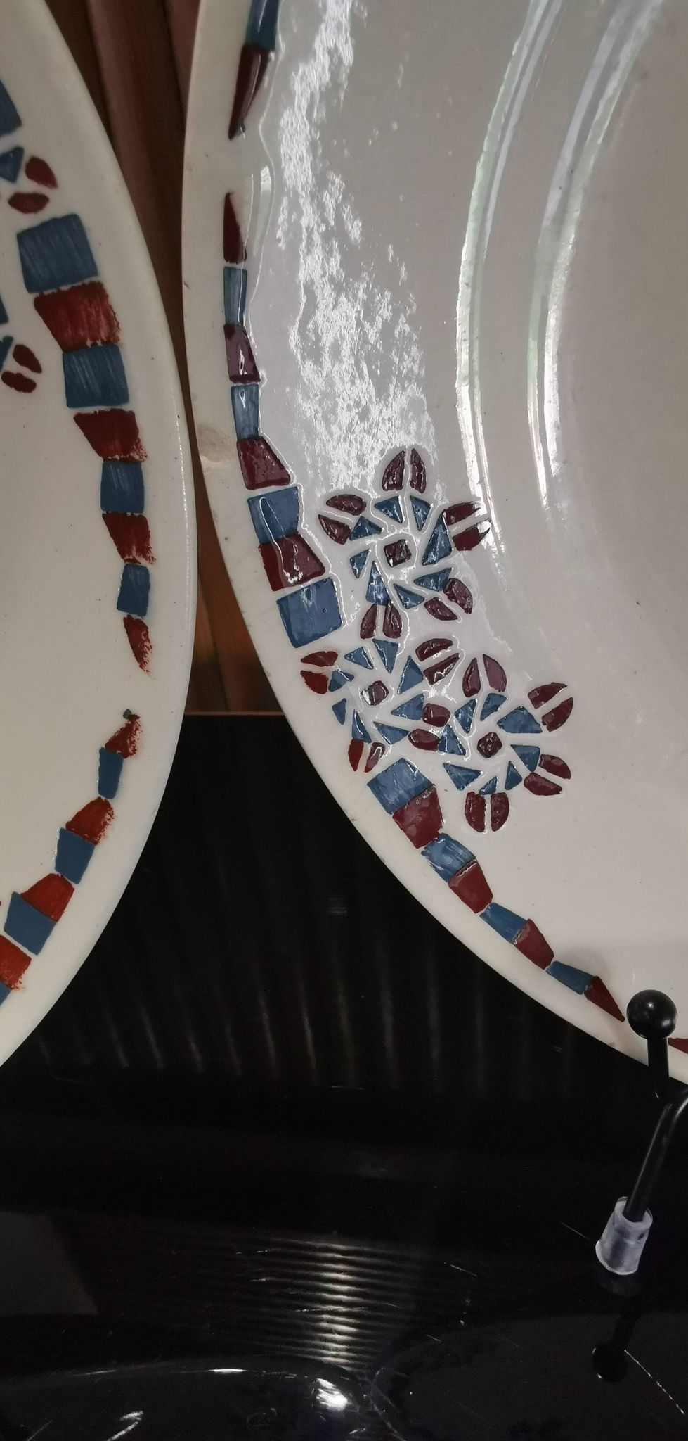 4 assiettes plates en terre de fer modèle OKAN de Longchamp