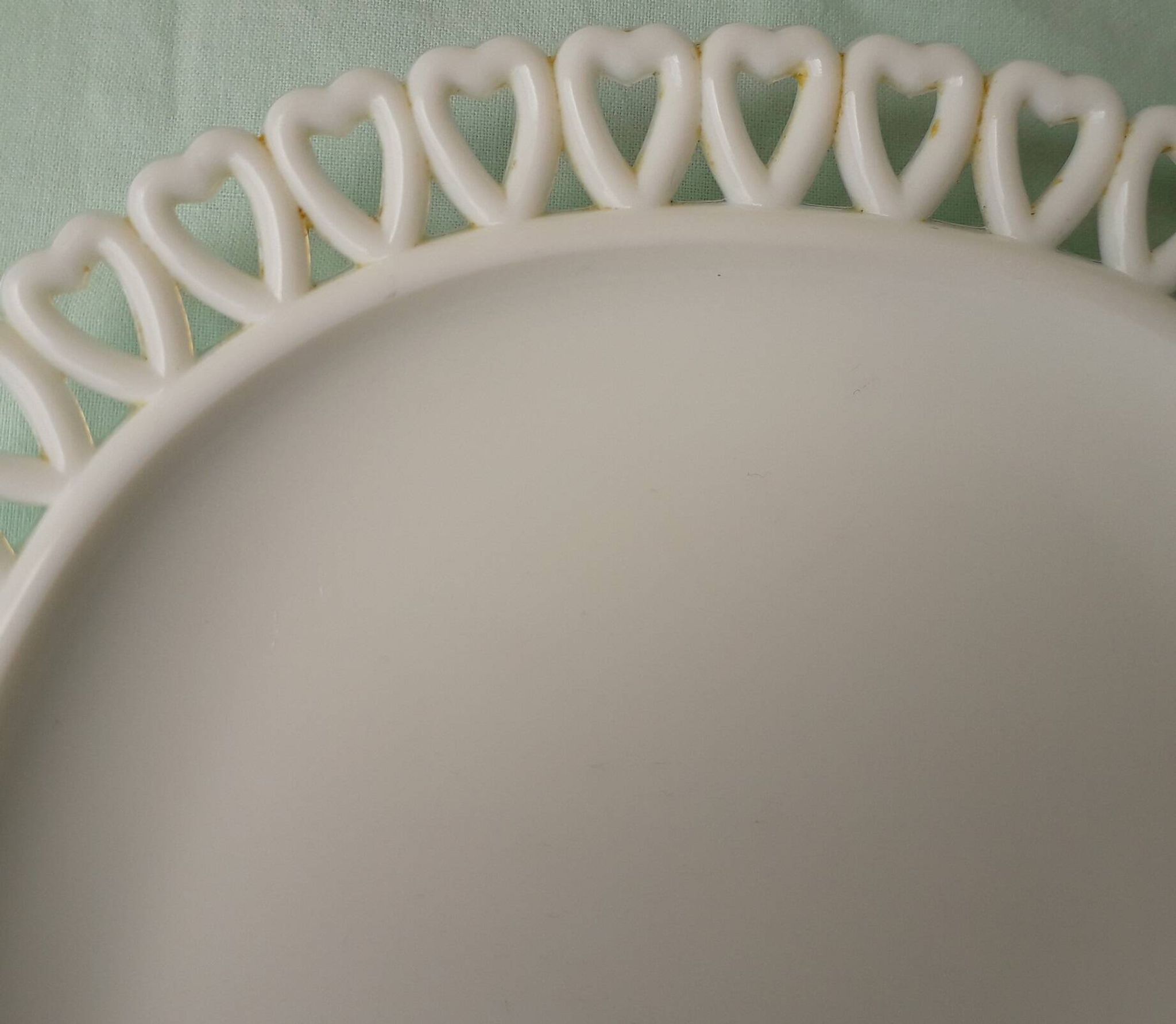 Plat en opaline blanche