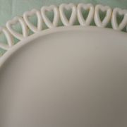 Plat en opaline blanche