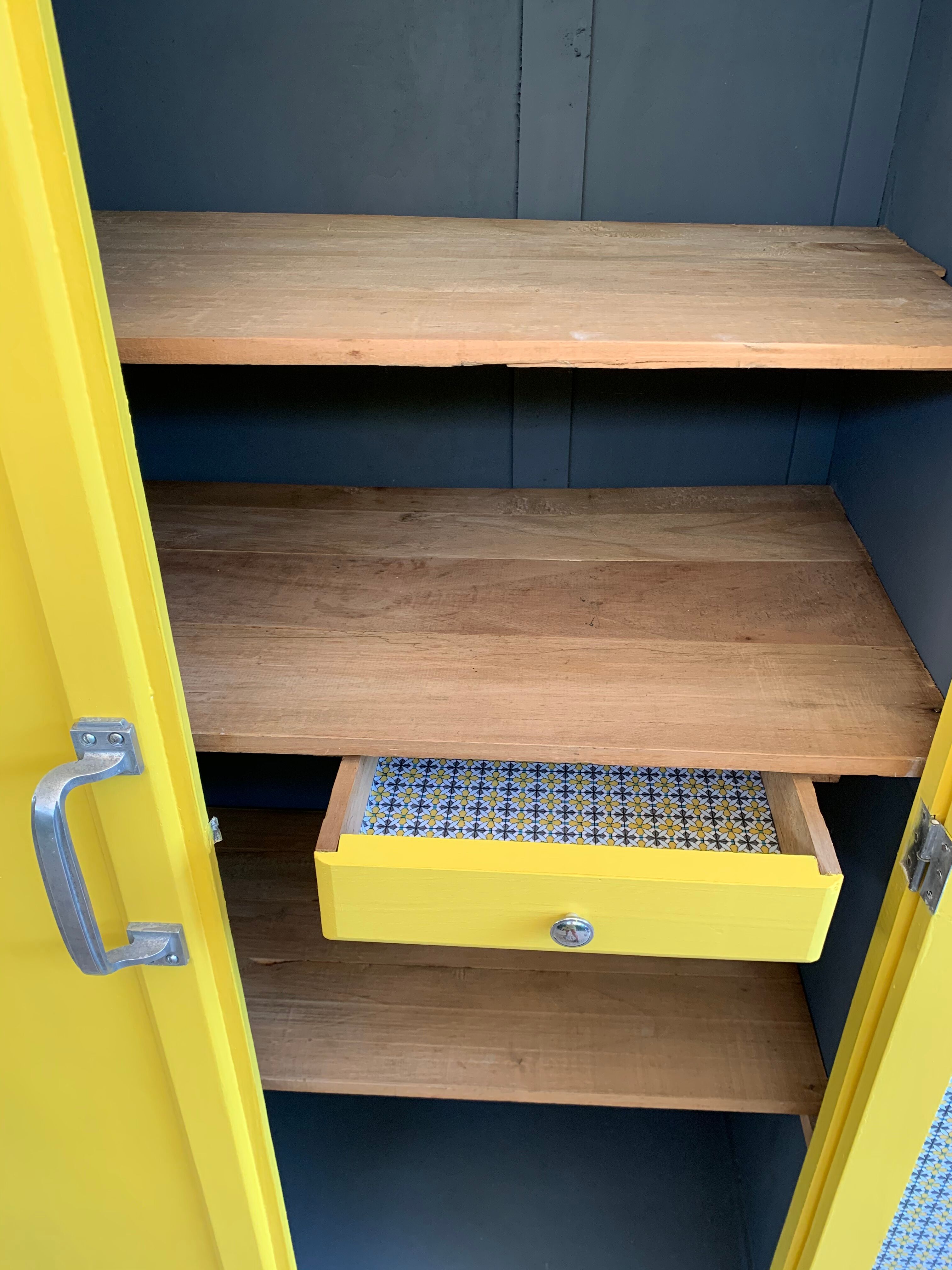 Armoire parisienne jaune poudrée 1950