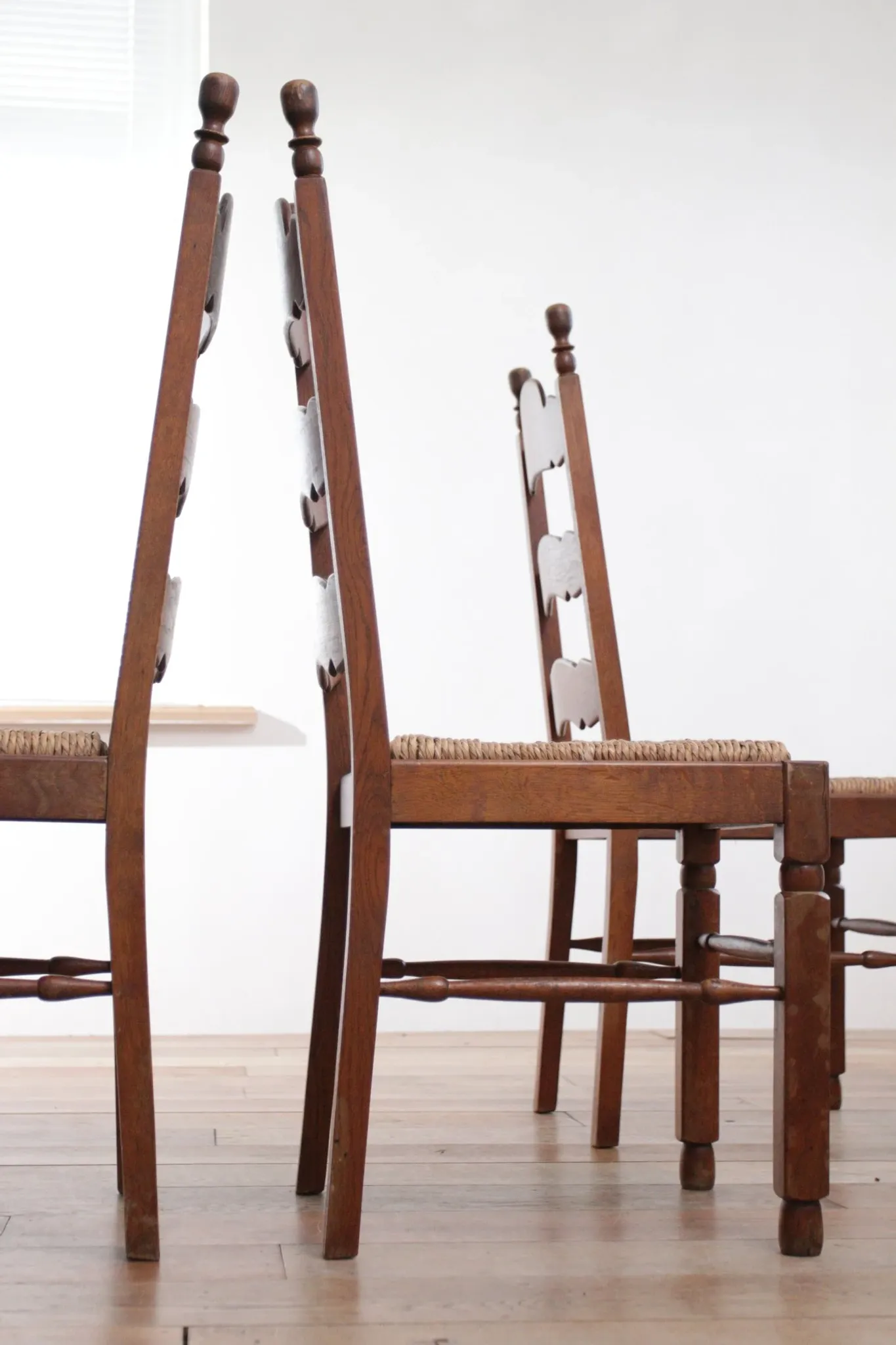 Ensemble de 4 chaises de salle à manger en chêne avec dossier échelle et sièges en paille.