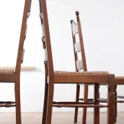 Ensemble de 4 chaises de salle à manger en chêne avec dossier échelle et sièges en paille.
