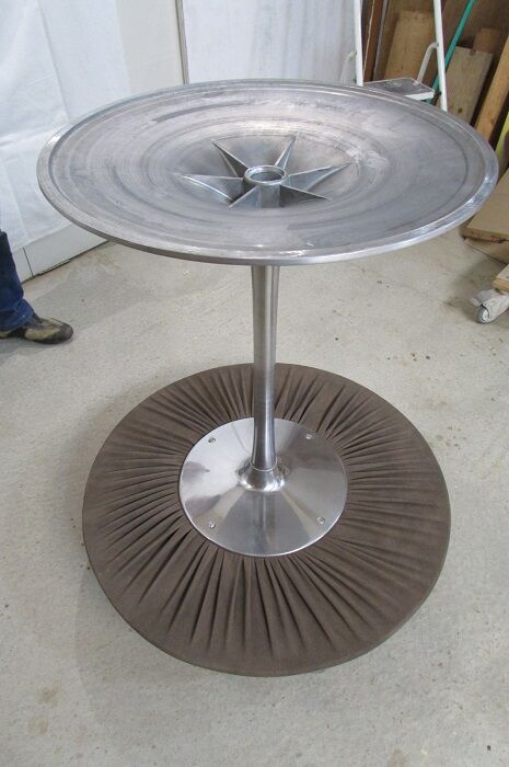 Table ronde pied tulipe design