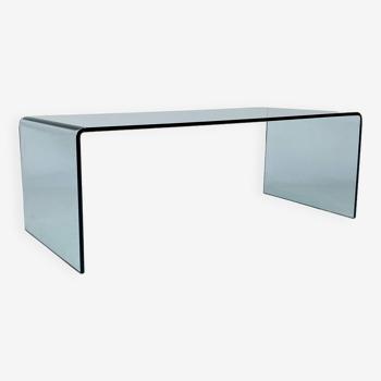 Table basse postmoderne entièrement en verre. Look moderniste et minimaliste.