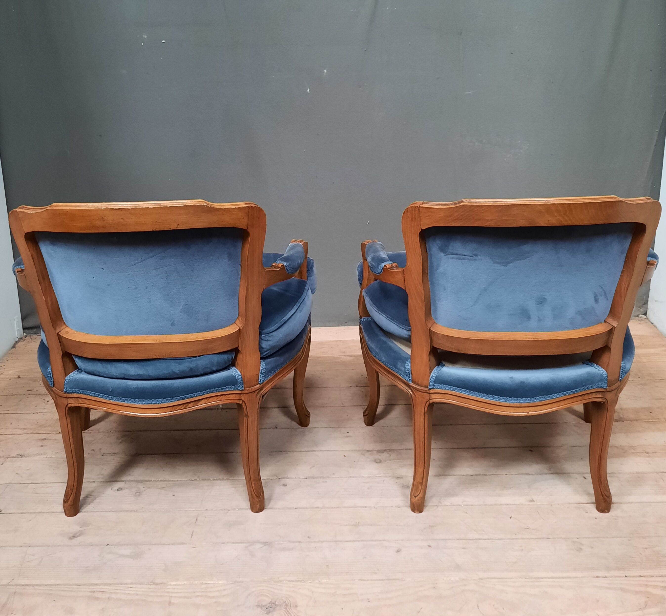 Paire de fauteuil bas de style Louis XV