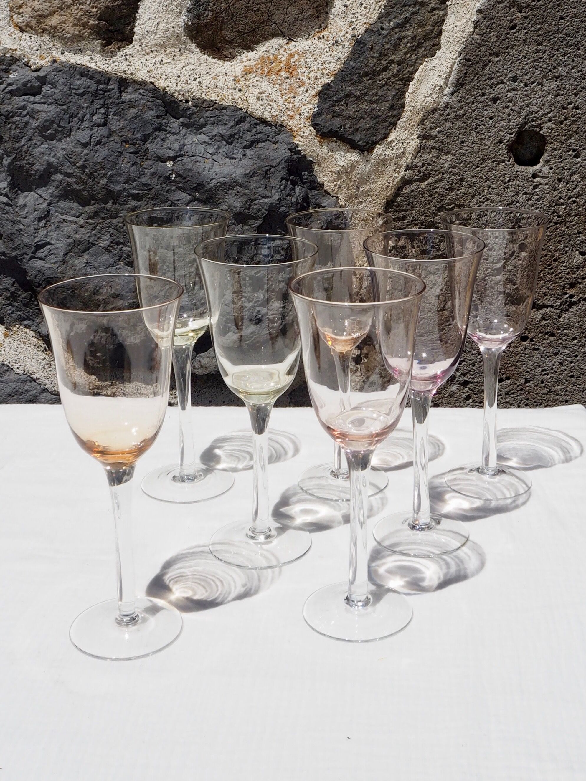 Set de 7 verres à vin en verre coloré