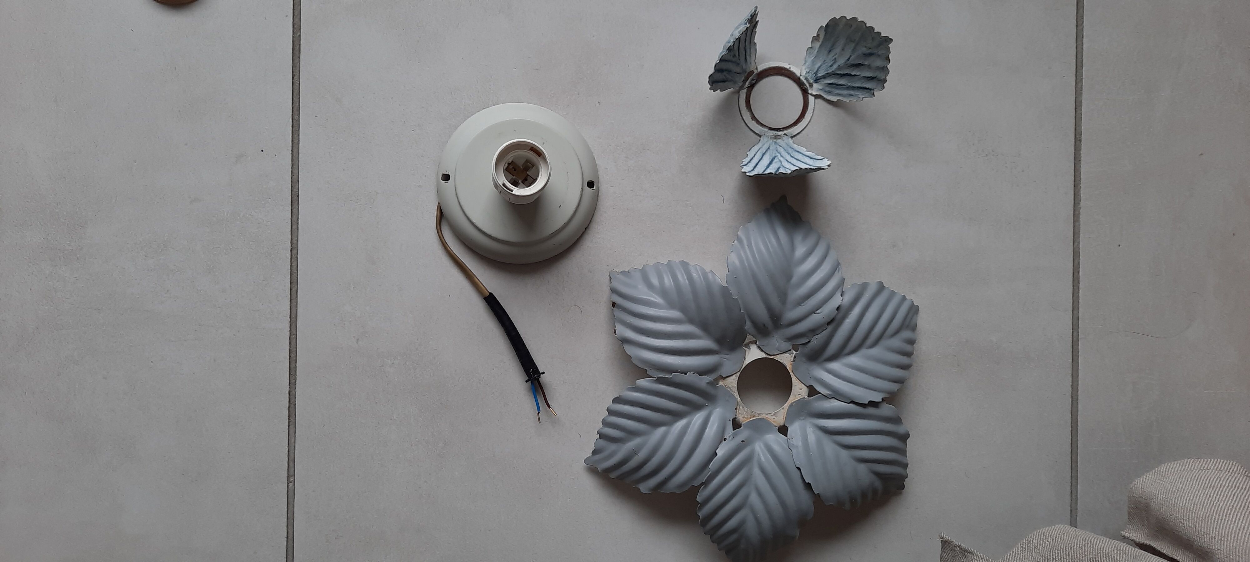 Flower wall lamp to restore