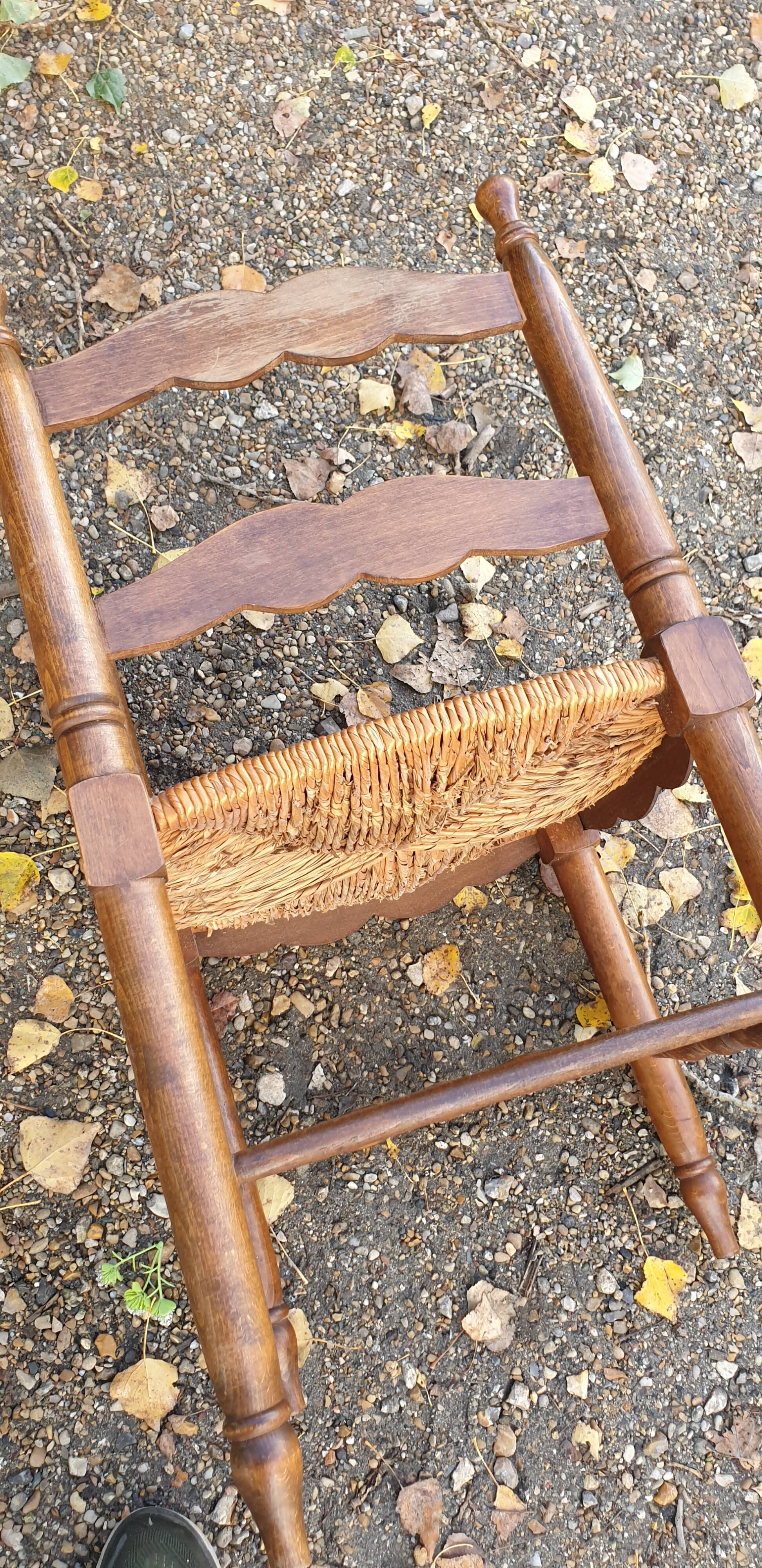 Corner straw chair