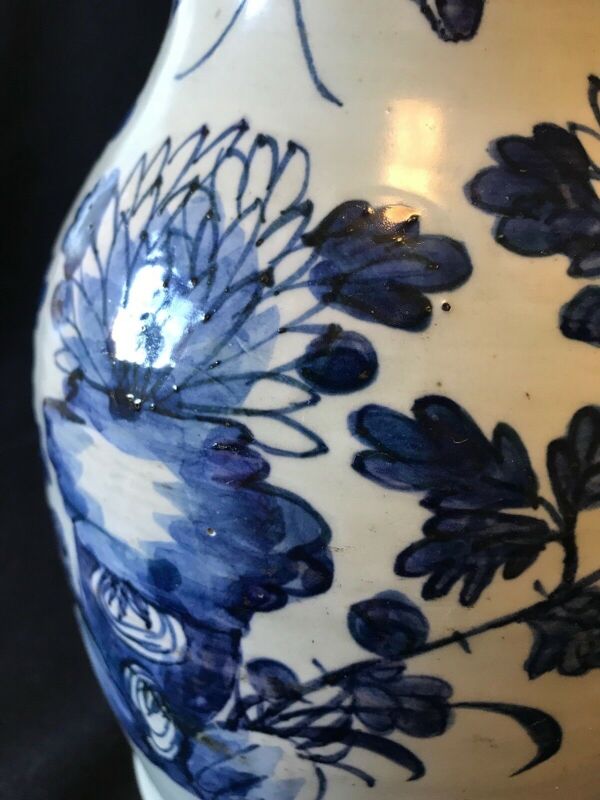 Vase balustre en porcelaine blanc bleu sous couverte céladon XIXe